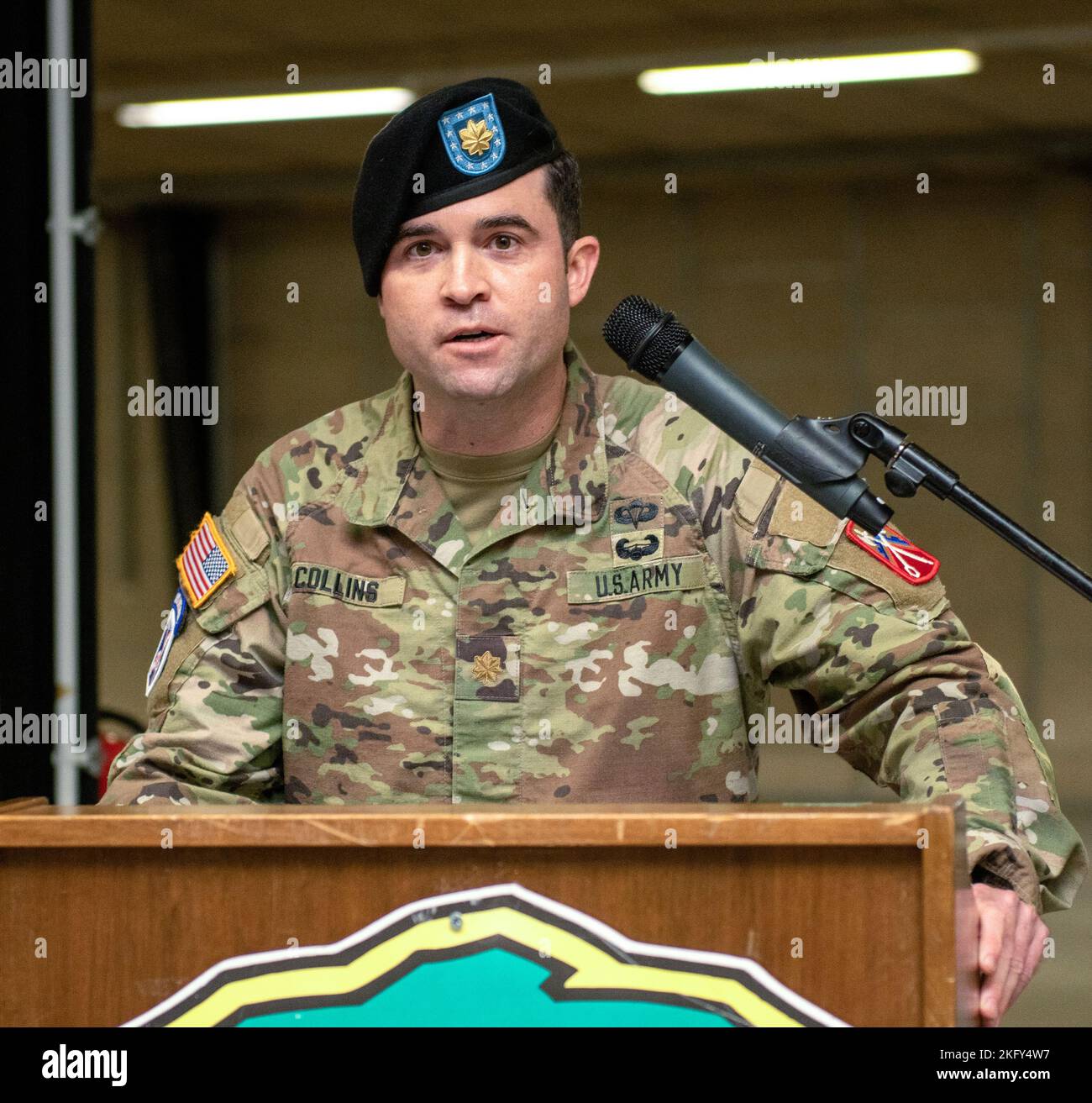 Le Maj. Brendan T. Collins de l'armée des États-Unis, officier exécutif du bataillon des transports 39th accueille la Compagnie des transports 42d au BN lors de la cérémonie d'activation, le 14 octobre 2022, à la caserne Rhine Ordnance à Kaiserslautern, en Allemagne Banque D'Images