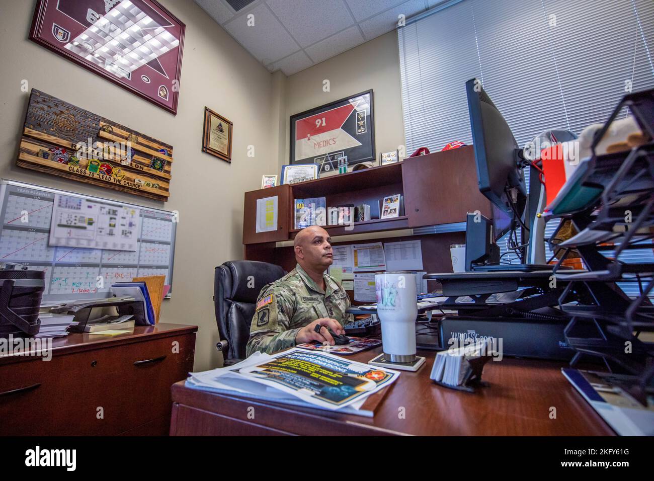 Soldat sud de l'armée américaine, le Sgt Major Rafael Colon Hernandez, chef d'état-major adjoint des services médicaux de l'armée américaine Sud, siège dans son bureau au quartier général de l'armée sud sur la base conjointe San Antonio - Fort Sam Houston, Texas, le 22 septembre 2022. Colon a raconté son histoire de résilience et de triomphe avec l’espoir que cela aidera d’autres soldats et militaires à se manifester et à chercher de l’aide pour le traumatisme qu’ils ont vécu dans leur vie. Santé comportementale,mois de l'histoire hispanique,fonction soldat,abus,santé mentale,résilience, Banque D'Images