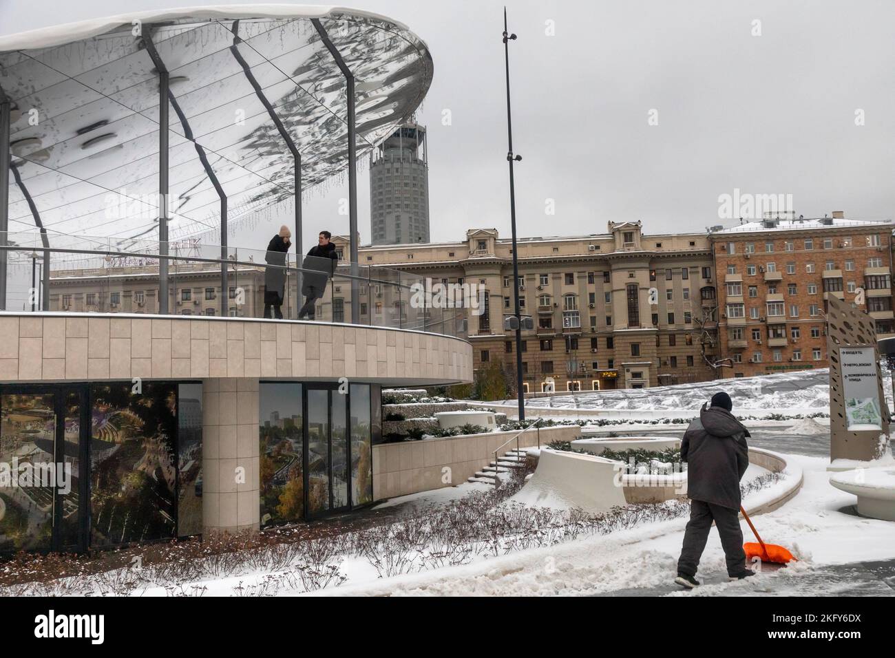 Moscou, Russie. 20th novembre 2022 un employé des services communautaires enlève de la neige après une chute de neige sur la place Paveletskaya, dans le centre de la ville de Moscou, en Russie Banque D'Images