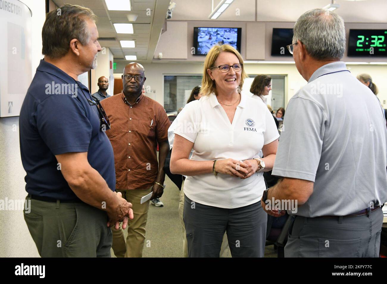 Fort Myers, FL, États-Unis--10/15/2022--Deanne Criswell, administratrice de la FEMA, visite le Centre des opérations d'urgence du comté de Lee et rencontre des responsables de l'intervention en cas de catastrophe. Jocelyn Augustino/FEMA Banque D'Images