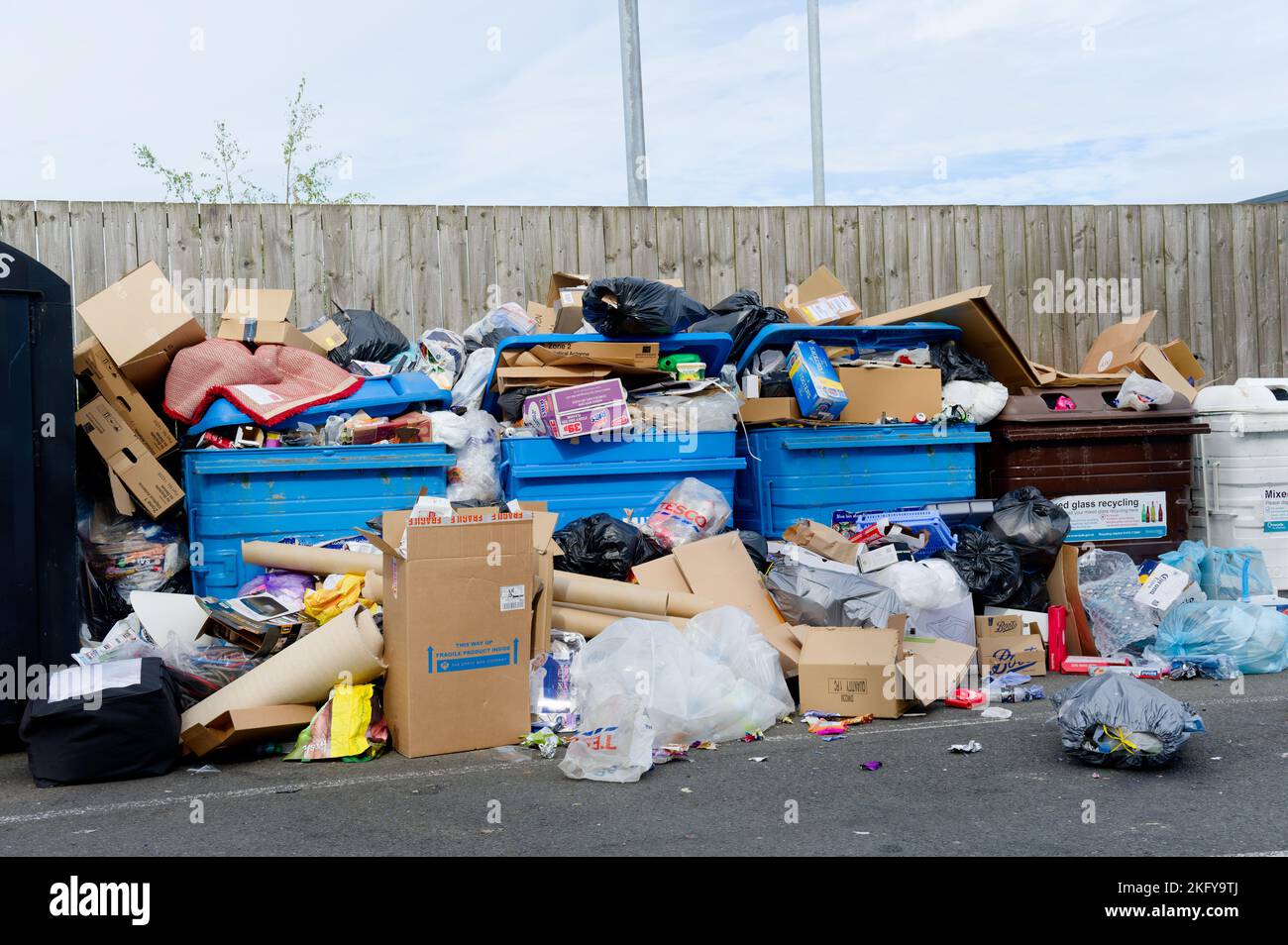 Les déchets et les déchets augmentent, non collectés en raison d'une grève des travailleurs Banque D'Images