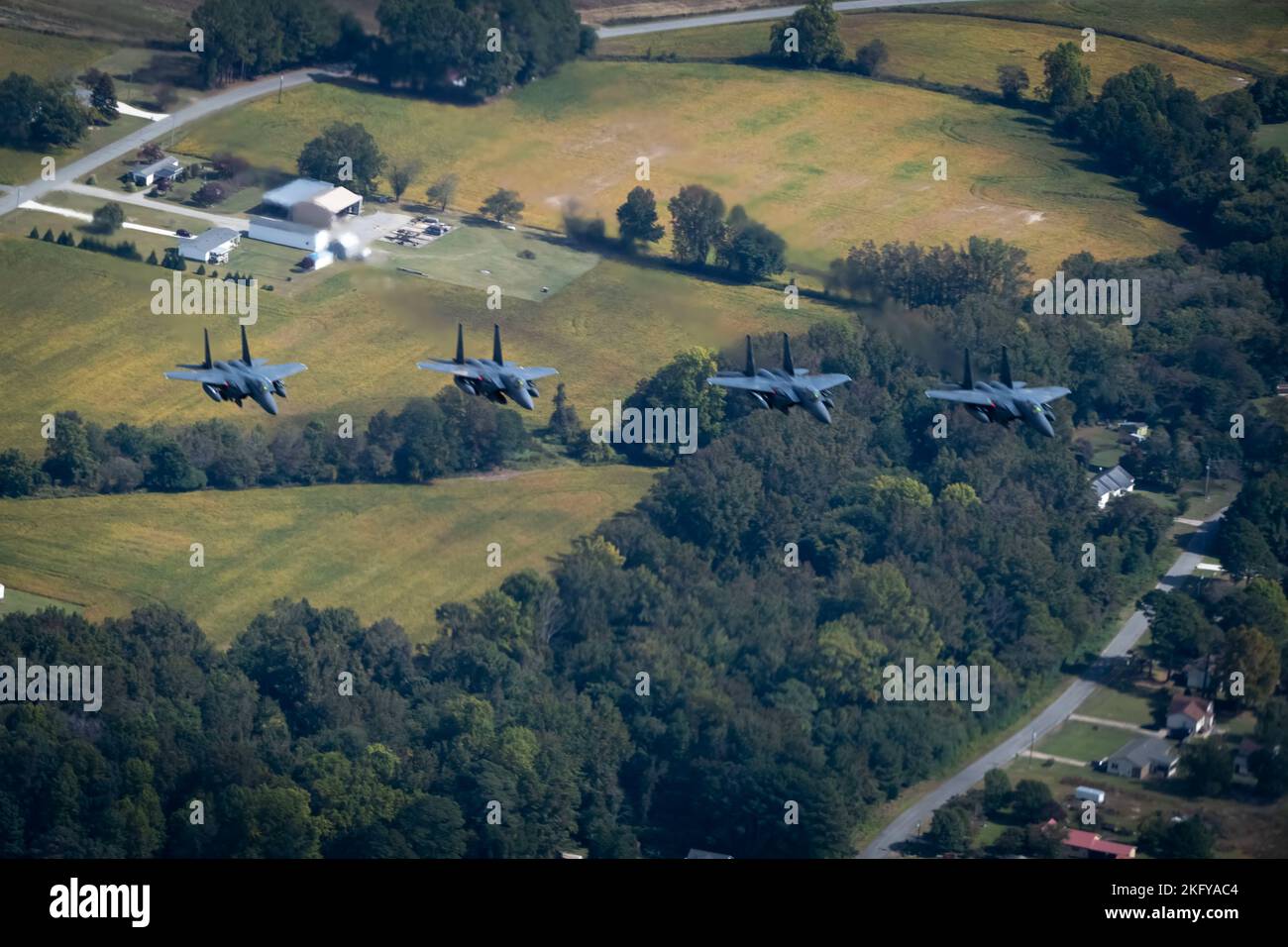 Les aigles F-15E Strike affectés à l'escadron de chasseurs 335th survolent la Caroline du Nord, après un déploiement de six mois avec le Commandement central de la Force aérienne, à la base aérienne Seymour Johnson, en Caroline du Nord, le 14 octobre 2022. Le FS 335th et le Fighter Generation Squadron 335th ont déployé plus de 350 personnes à AFCENT pour ce déploiement. Banque D'Images