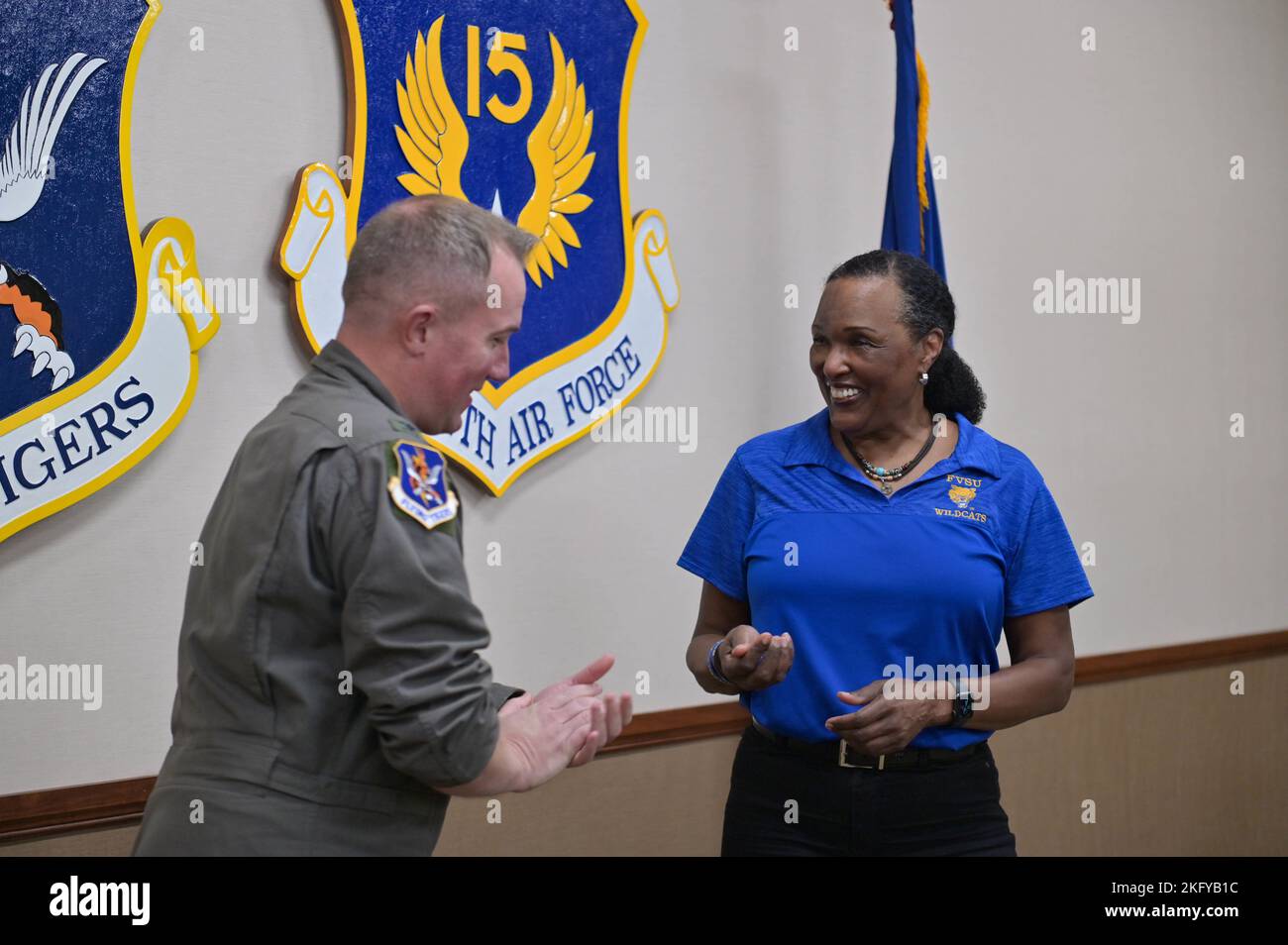 Ryan Hayde, commandant adjoint de la US Air Force, 23rd escadre, à gauche, coins Mme Joyce Eaker, adjointe exécutive et coordonnatrice de programme de l'Université d'État de fort Valley, lors d'une visite de la FSVU à la base aérienne Moody, en Géorgie, le 14 octobre 2022. Mme Eaker a été la coordonnatrice principale de la visite, s'assurant que les dirigeants universitaires et les étudiants ont eu une expérience positive et fructueuse lors de la visite de l'AFB Moody. La 23rd Escadre a accueilli des membres de la FVSU pour discuter des possibilités de collaboration entre la base et l'université afin d'établir une relation de travail durable. Banque D'Images