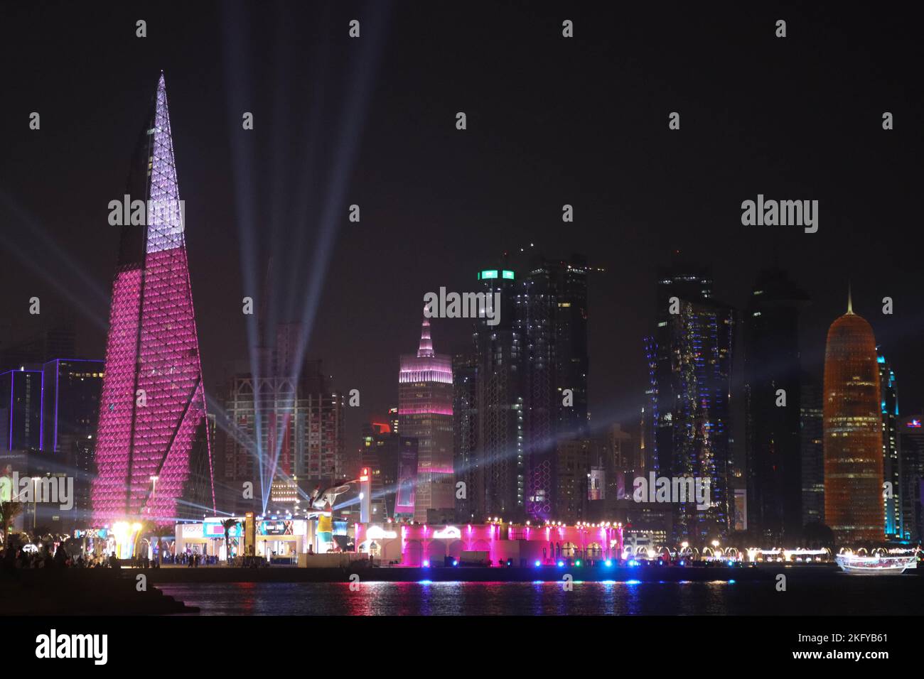 Doha, Qatar. 20 novembre 2022. Lumières dans la route de la Corniche entre le match inagural de la coupe du monde de la Fifa. Banque D'Images