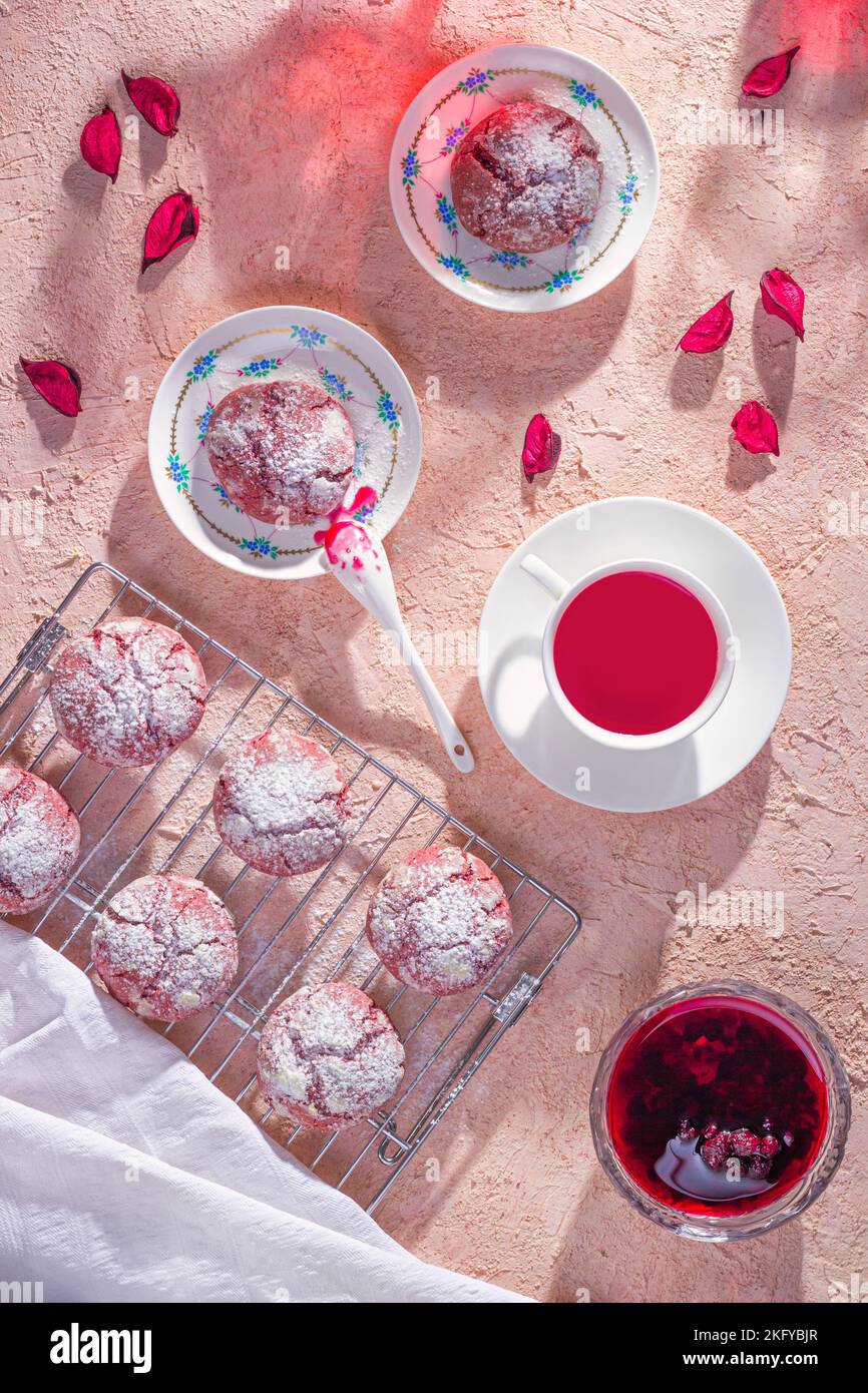 Vue de dessus des biscuits avec thé de fleur et confiture de framboise, plat.Cookies sur un rack de refroidissement en métal Banque D'Images