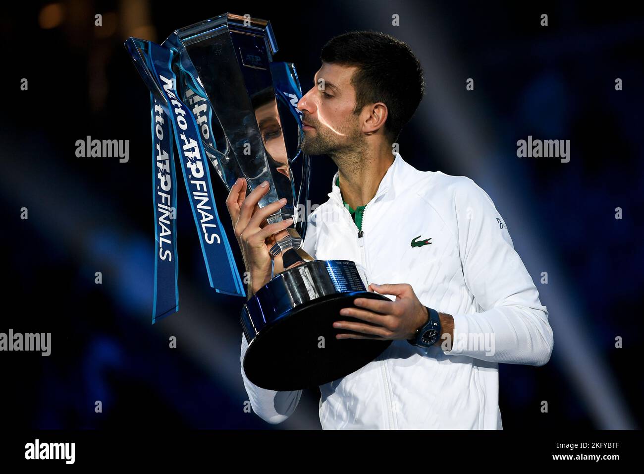 Turin, Italie. 20 novembre 2022. Novak Djokovic de Serbie célèbre avec le trophée après le match final des célibataires contre Casper Ruud de Norvège au cours du huitième jour des finales de Nitto ATP. Credit: Nicolò Campo/Alay Live News Banque D'Images