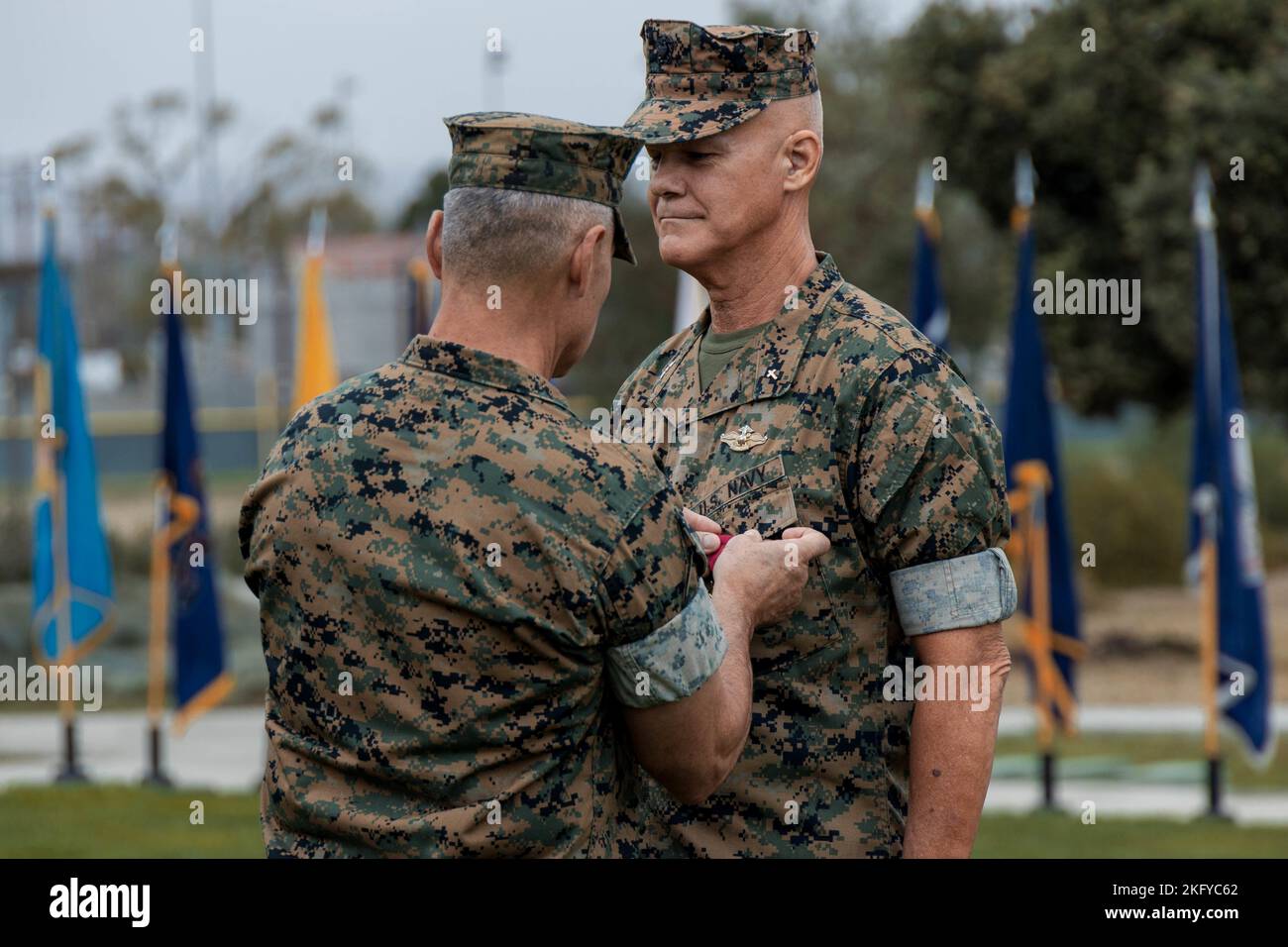 Brig. Du corps des Marines des États-Unis Le général Phillip N. Frietze, commandant général, 1st Marine Logistics Group, I Marine Expeditionary Force, décerne une médaille de la Légion du mérite au capitaine de la Marine américaine Greg Schluter, aumônier du combat Logistics Regiment 17, 1st Marine Logistics Group, lors de la cérémonie de retraite du capitaine Schluter à Camp Pendleton, Californie, le 14 octobre 2022. Le capitaine Schluter a fait ses 26 ans de service dans la Marine. Banque D'Images