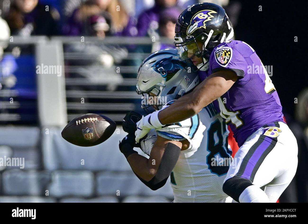 Baltimore, États-Unis. 20th novembre 2022. Carolina Panthers Tight End Tommy Tremble (82) est incapable de prendre un passage sous la pression de Baltimore Ravens Corner back Marlon Humphrey (44) avant que la pièce n'ait été appelée pour une offensive pénatly pendant la première moitié au stade M&T Bank à Baltimore, Maryland, dimanche, 20 novembre 2022. Photo de David Tulis/UPI crédit: UPI/Alay Live News Banque D'Images