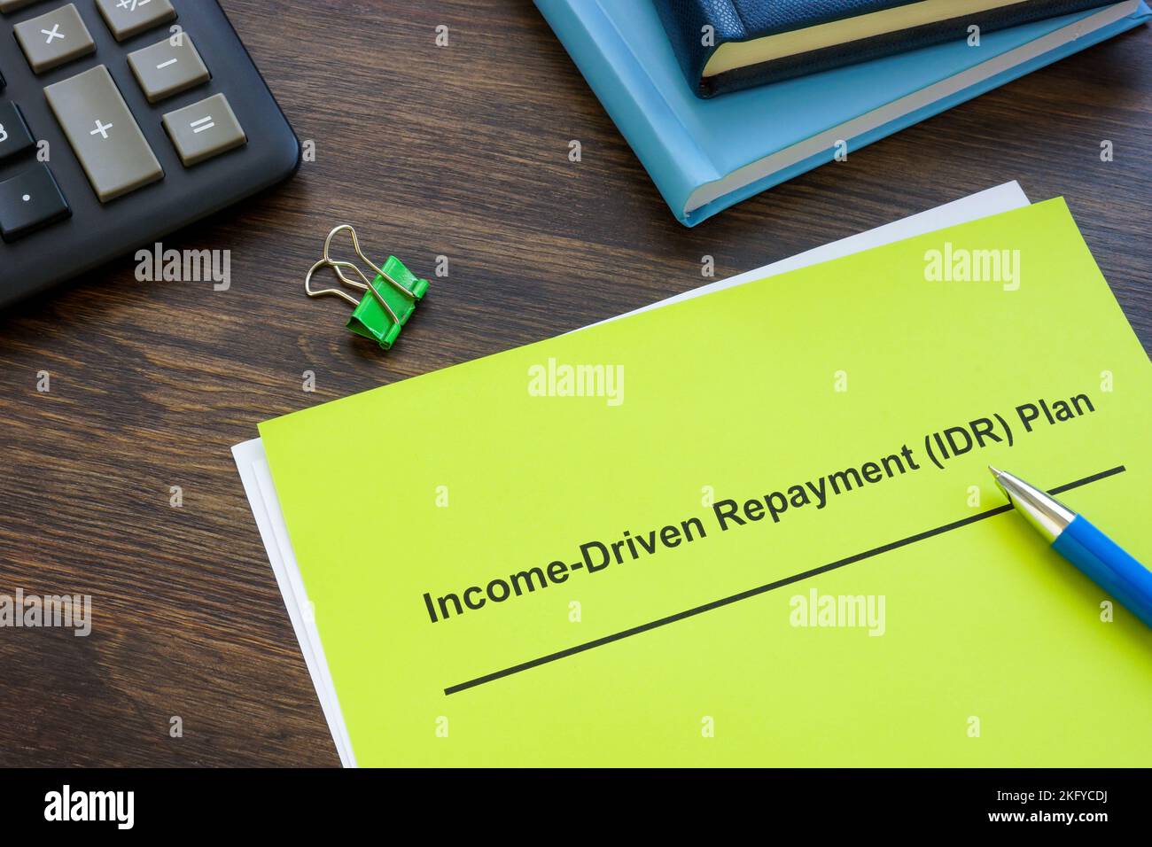 Remboursement basé sur le revenu plan IDR près de la calculatrice et des blocs-notes. Banque D'Images