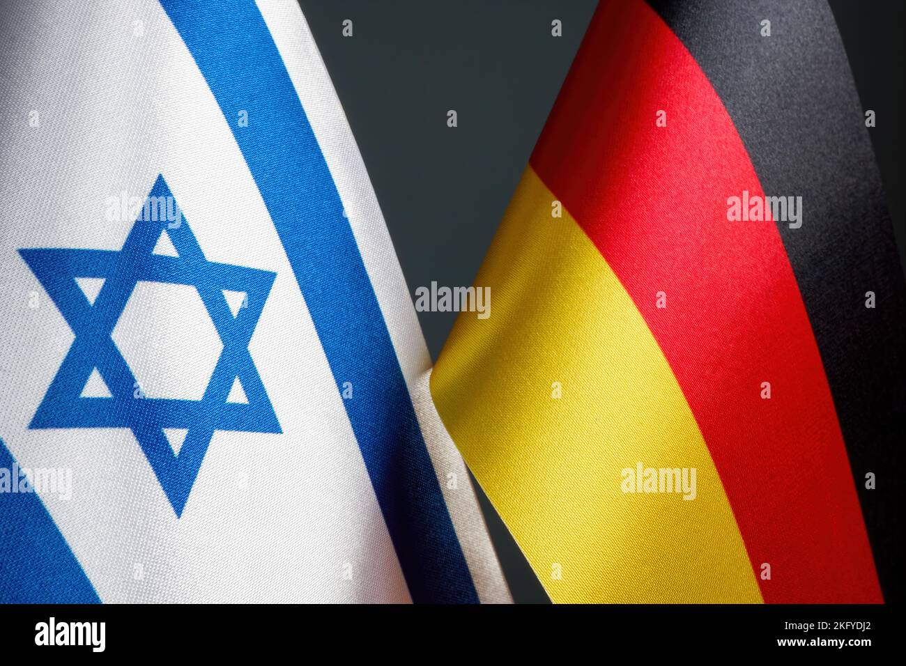 Drapeaux de l'Allemagne et d'Israël comme symbole des relations diplomatiques. Banque D'Images