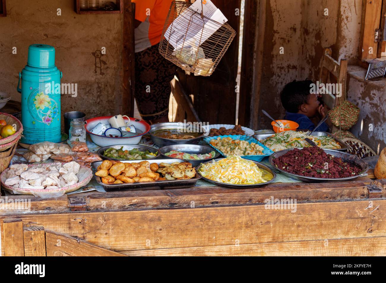 Street food stall dans le village malgache à Madagascar, fast food shop avec repas. Vue typique de la rue à Madagascar. Banque D'Images