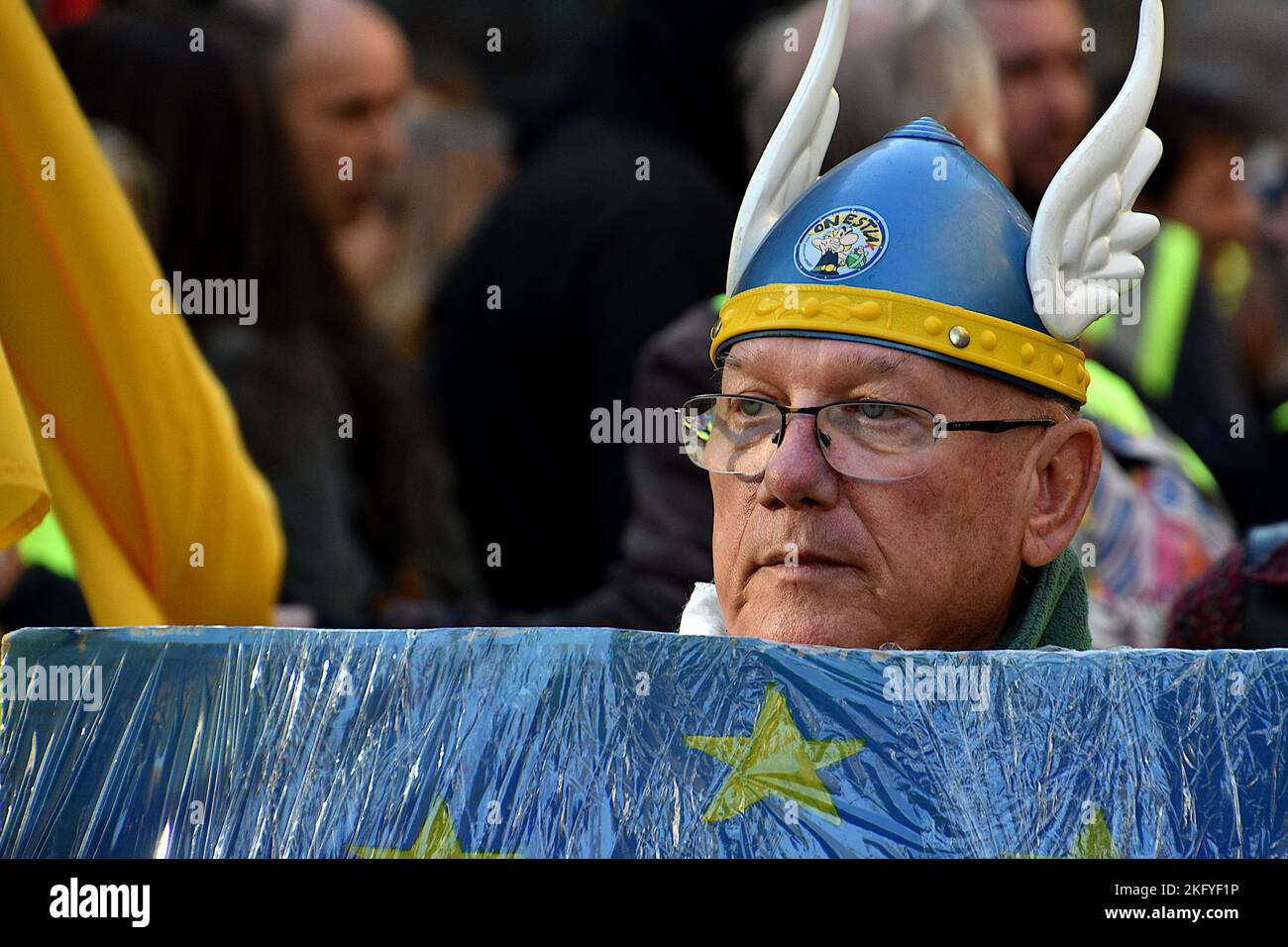 Un manifestant est vu porter un casque gaulois pendant la démonstration. Les "gilets jaunes" ont manifesté dans toute la France pour célébrer le quatrième anniversaire de leur mouvement né à l'automne 2018 contre la politique d'Emmanuel Macron et contre le coût élevé de la vie. Banque D'Images