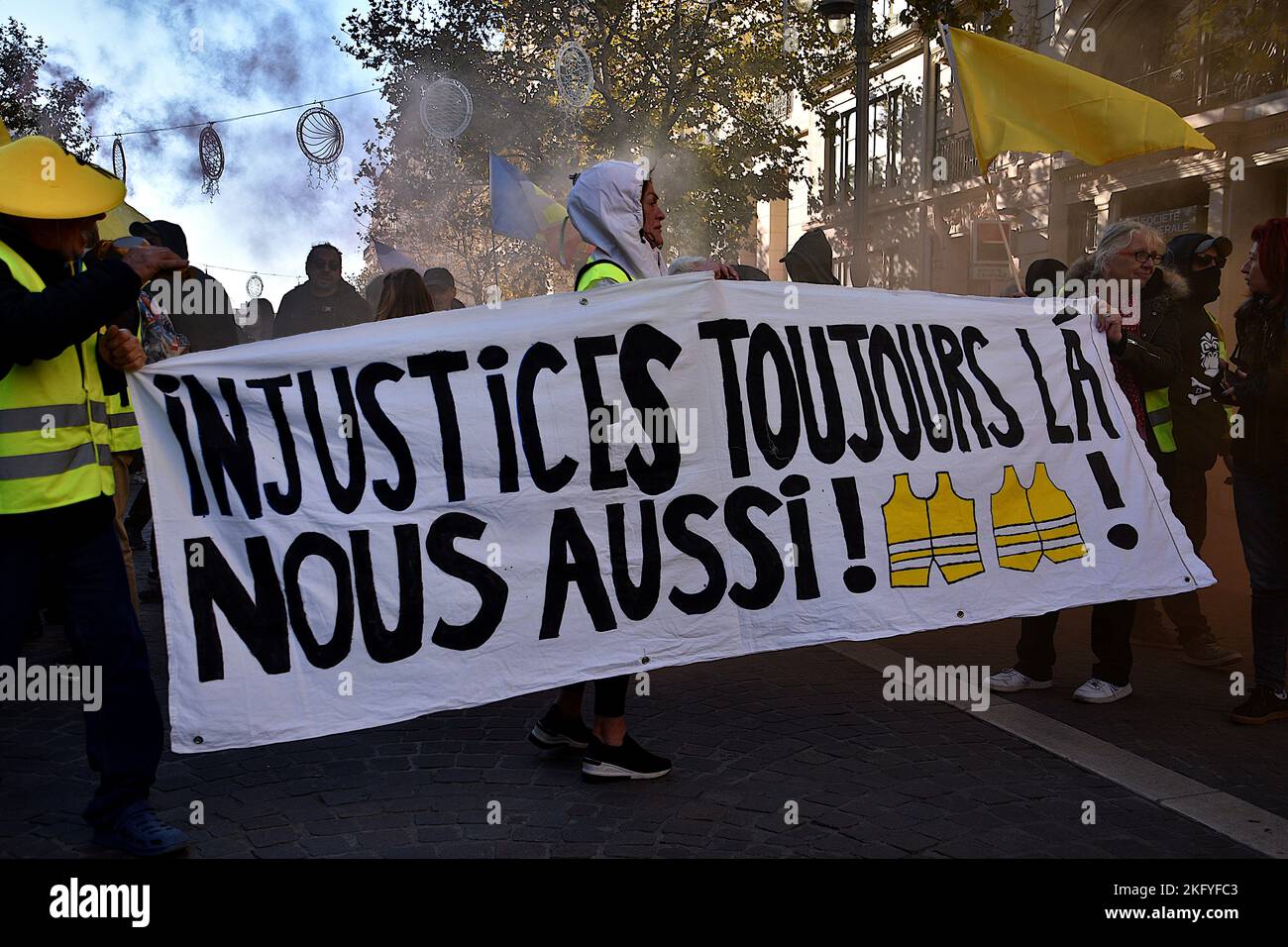Les manifestants tiennent une bannière pendant la manifestation. Les "gilets  jaunes" ont manifesté dans toute la France pour célébrer le quatrième  anniversaire de leur mouvement né à l'automne 2018 contre la politique