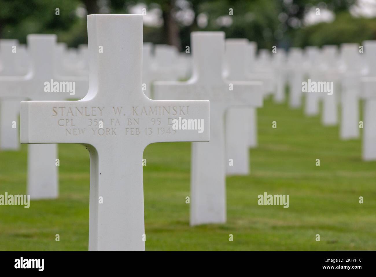 Un foyer sélectif de la croix de sépulture blanche dans le cimetière de guerre américain de Margraten aux pays-Bas Banque D'Images