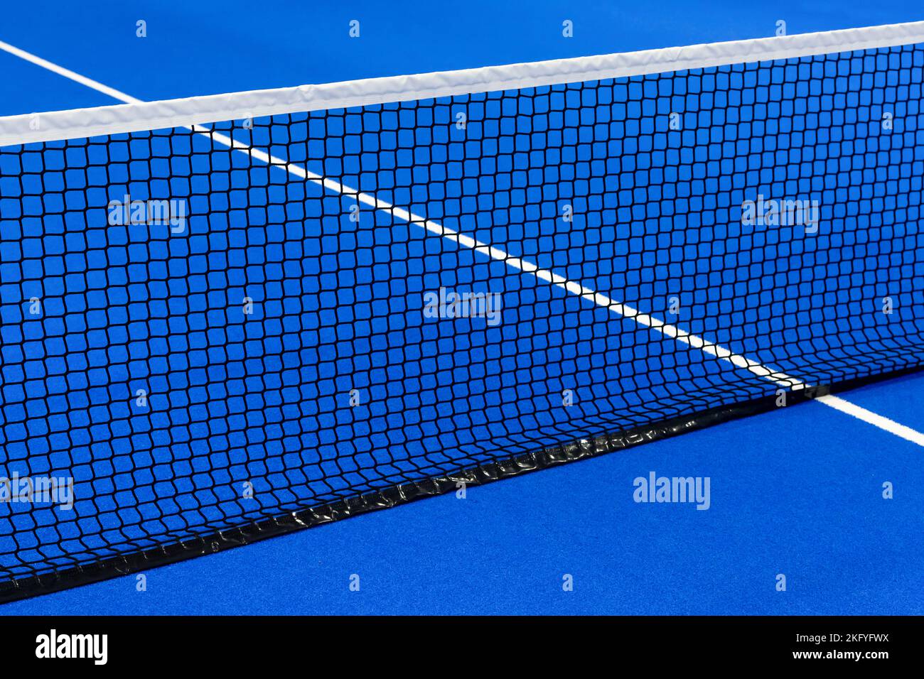 Paddle-tennis et filet de tennis sur terrain bleu. Concept de tennis. Affiche sport horizontale, cartes de vœux, en-têtes, site Web Banque D'Images