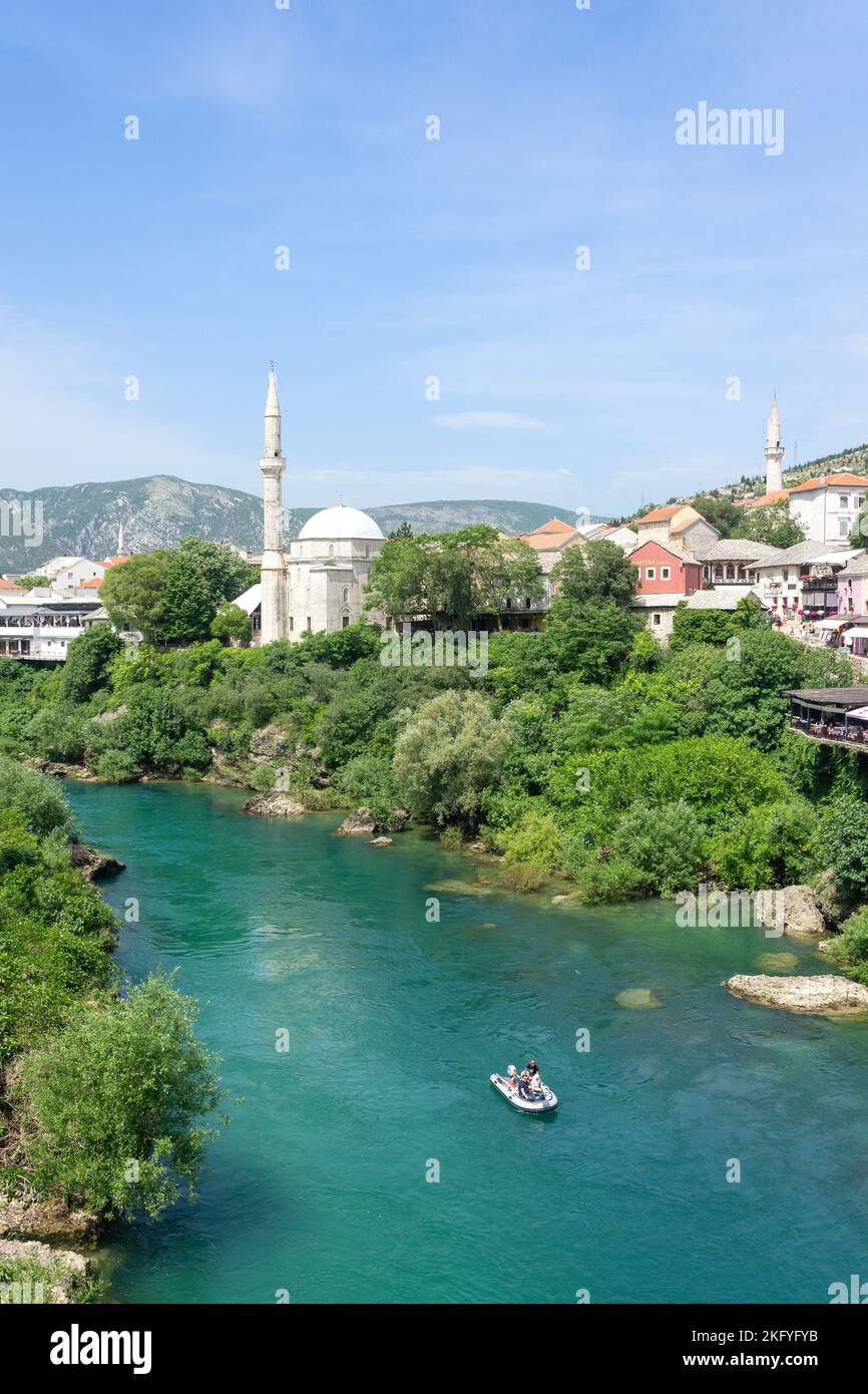 Koski Mehmed Pasha Mosquée et la rivière Neretva, de Stari Most (pont Mosta), la vieille ville, Mostar, Bosnie-Herzégovine Banque D'Images