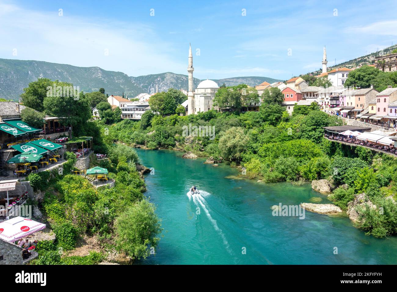 Koski Mehmed Pasha Mosquée et la rivière Neretva, de Stari Most (pont Mosta), la vieille ville, Mostar, Bosnie-Herzégovine Banque D'Images