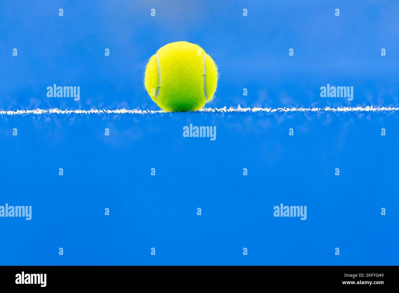 Paddle-tennis et ballon de tennis sur terrain bleu. Affiche sport horizontale, cartes de vœux, en-têtes, site Web Banque D'Images