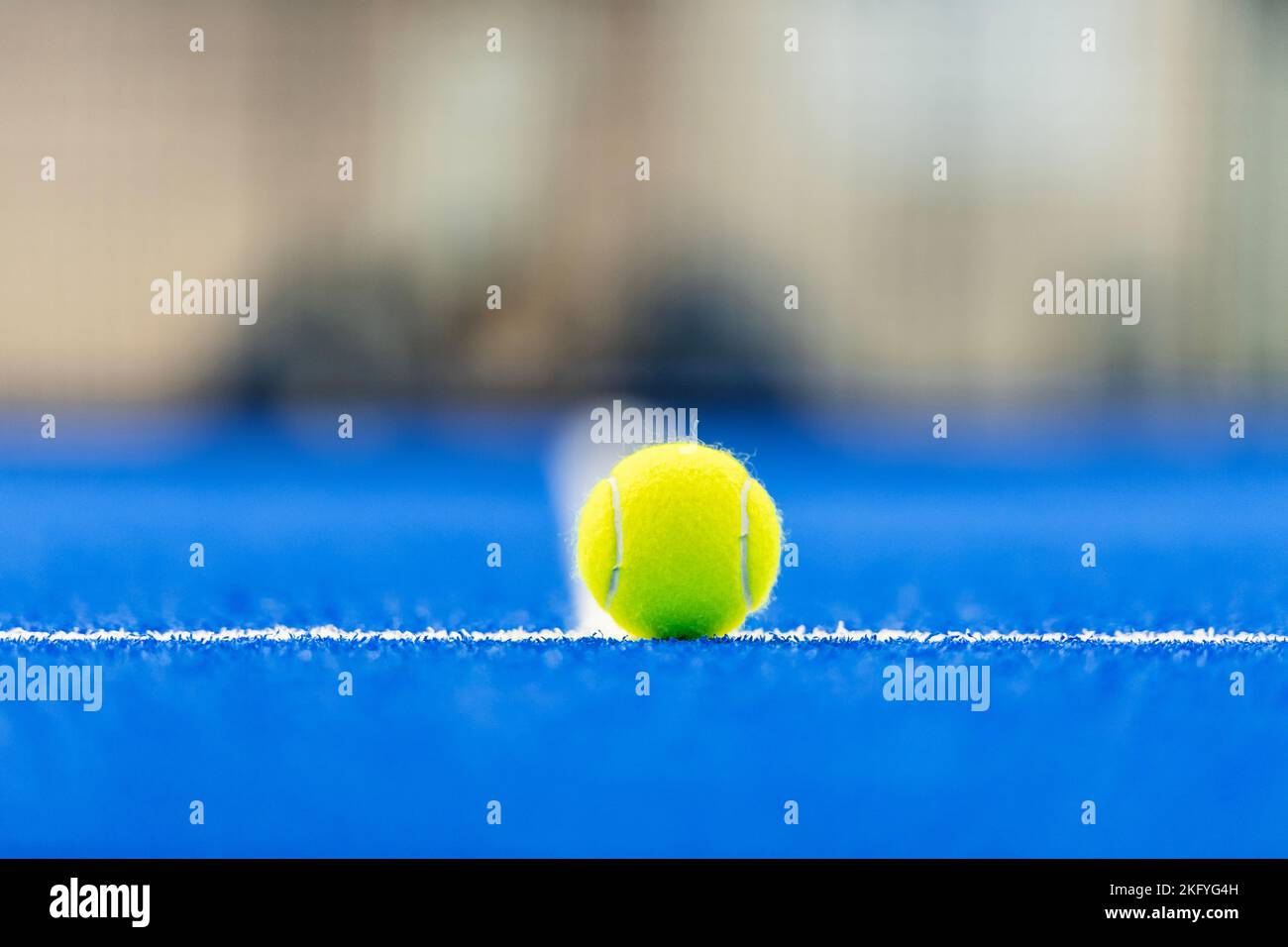 Paddle-tennis et ballon de tennis sur terrain bleu. Affiche sport horizontale, cartes de vœux, en-têtes, site Web Banque D'Images