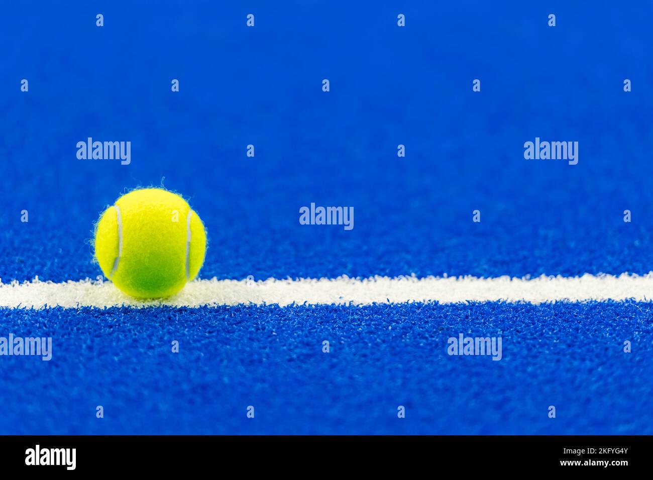 Paddle-tennis et balle de tennis avec ligne blanche sur le terrain bleu. Affiche sport horizontale, cartes de vœux, en-têtes, site Web Banque D'Images