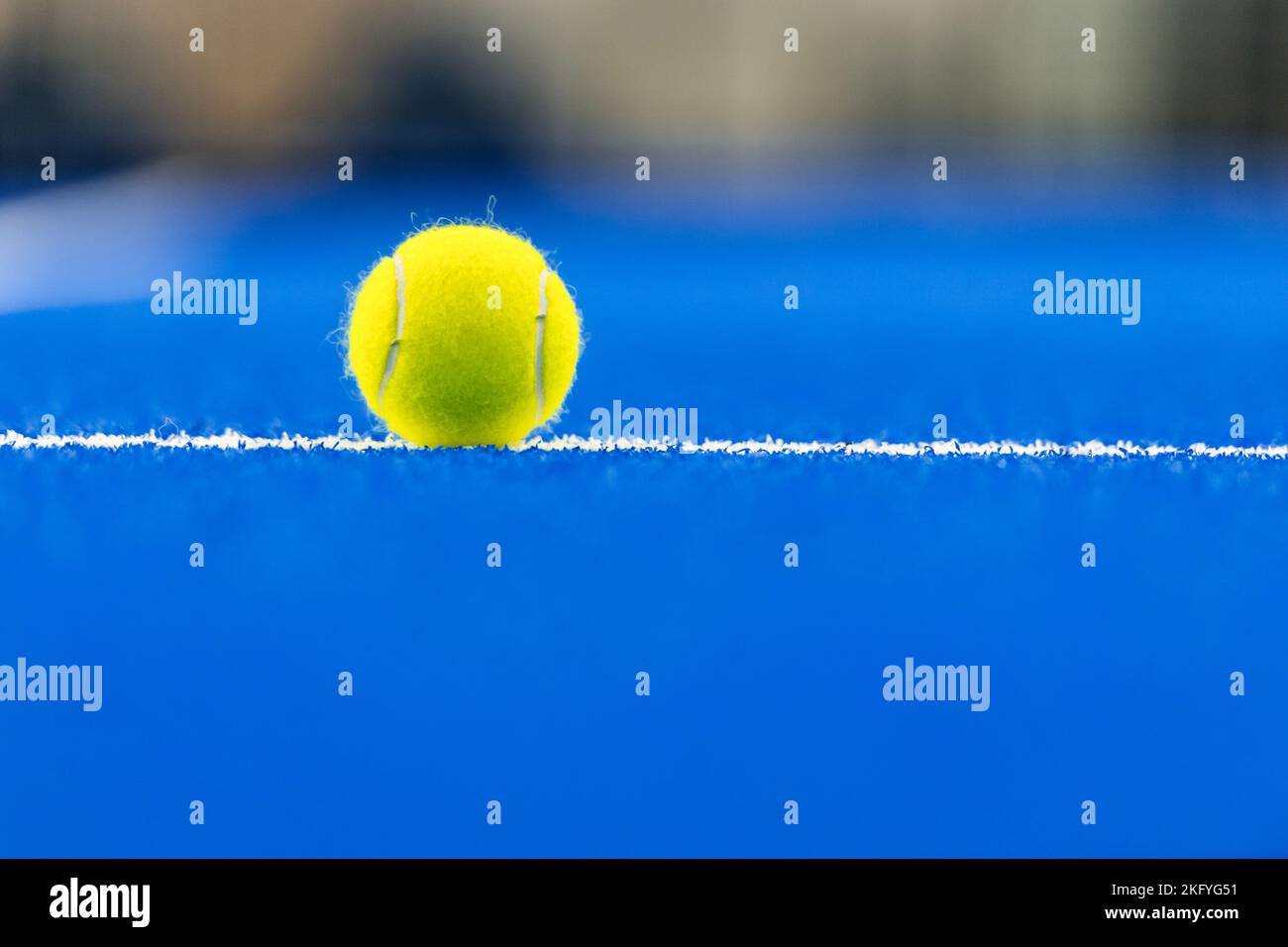 Paddle-tennis et balle de tennis avec ligne blanche sur le terrain bleu. Affiche sport horizontale, cartes de vœux, en-têtes, site Web Banque D'Images