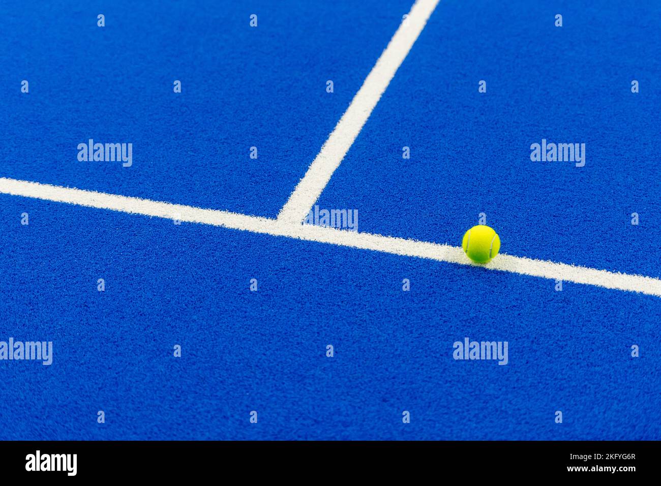 Paddle-tennis et balle de tennis avec lignes blanches sur le terrain bleu. Affiche sport horizontale, cartes de vœux, en-têtes, site Web Banque D'Images