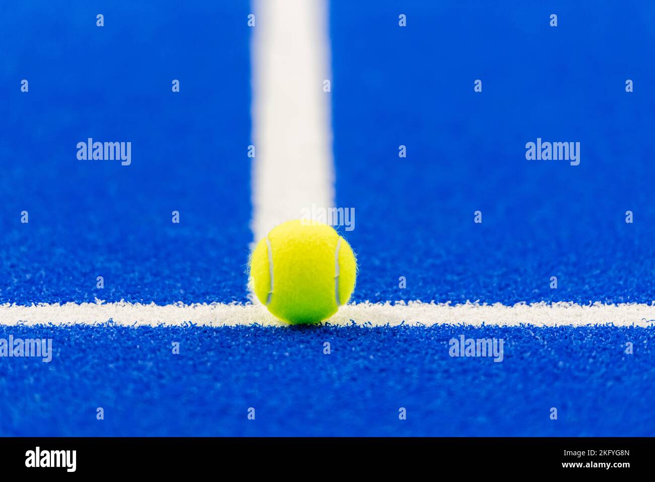Paddle-tennis et balle de tennis avec lignes blanches sur le terrain bleu. Affiche sport horizontale, cartes de vœux, en-têtes, site Web Banque D'Images