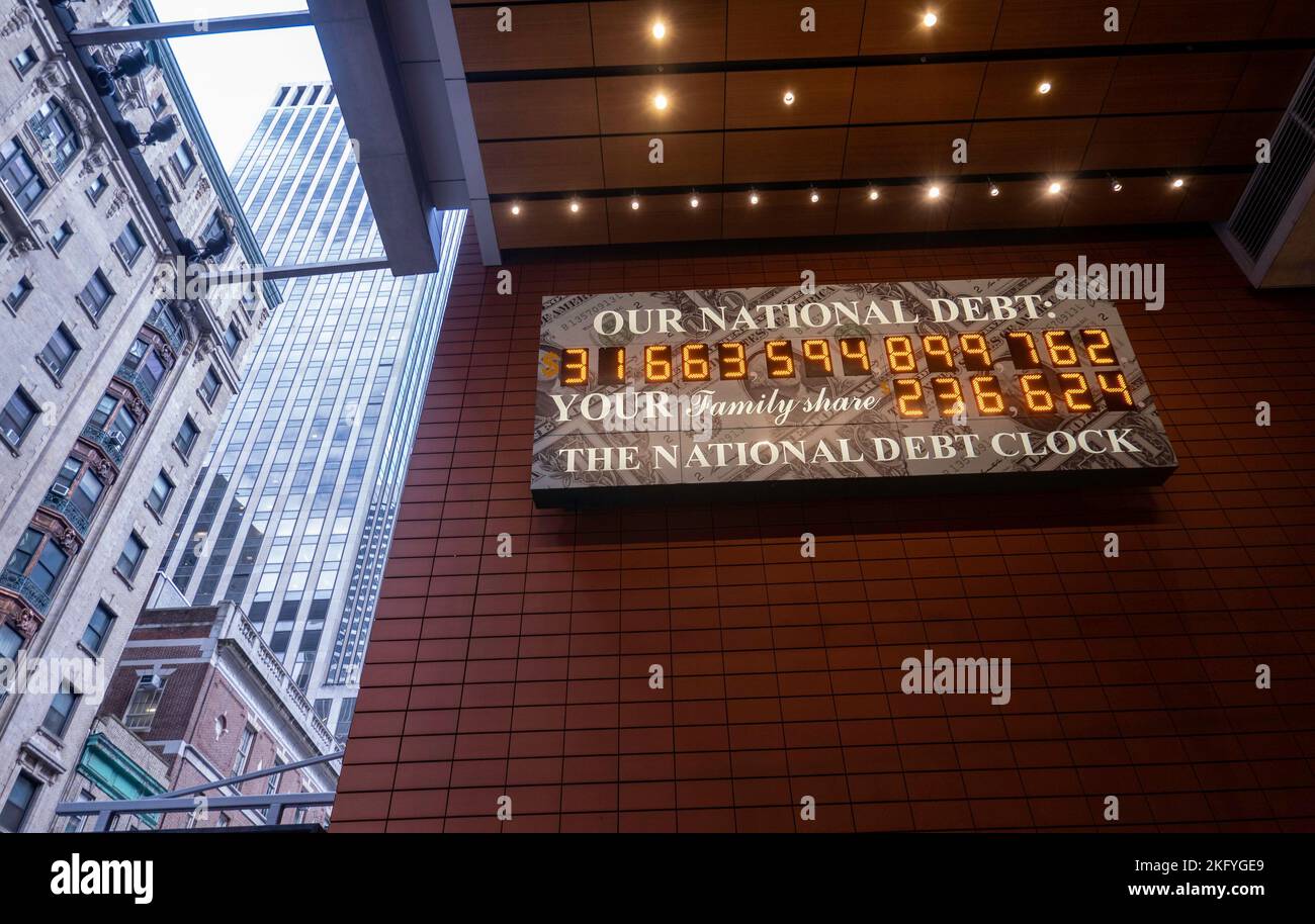 Horloge nationale de la dette dans Times Square, New York City, Etats-Unis 2022 Banque D'Images