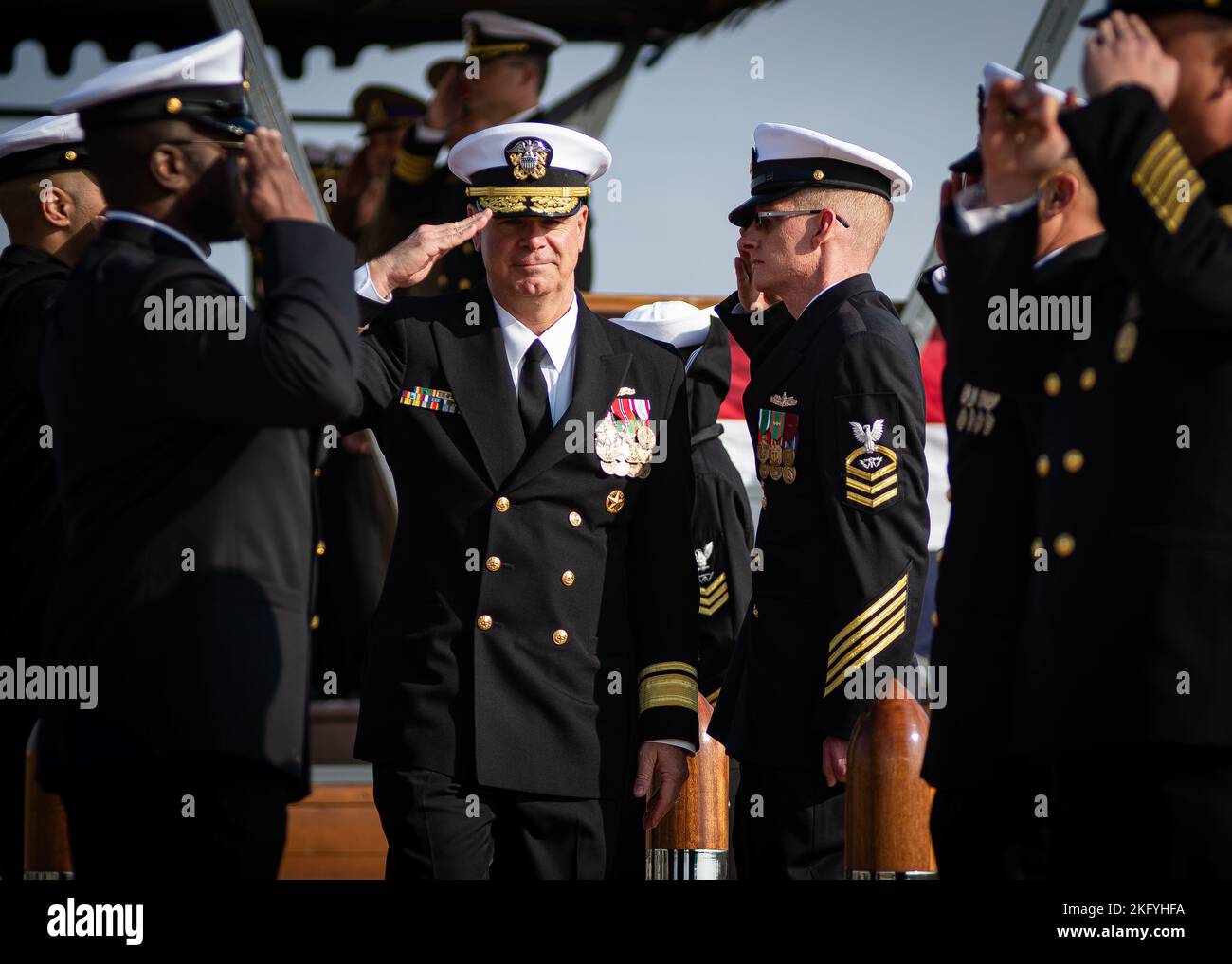 221014-N-DK722-1013 INSTALLATION DE SOUTIEN NAVAL DEVESELU, ROUMANIE (OCT 14, 2022) ADM arrière. Brendan McLane, commandant de la Force navale de surface de l'Atlantique, rend un hommage aux copains lors d'une cérémonie de changement de commandement du système américain de défense antimissiles Aegis en Roumanie (USAAMDSRO) sur l'installation de soutien naval (NSF) Deveselu (Roumanie), le 14 octobre 2022. L'AAMDS est sous le contrôle opérationnel des forces navales américaines en Europe, basées à Naples, en Italie, et fait partie de l'approche européenne adaptée par phases (EPAA), qui protège les alliés européens de l'OTAN et les forces déployées par les États-Unis dans la région. Banque D'Images
