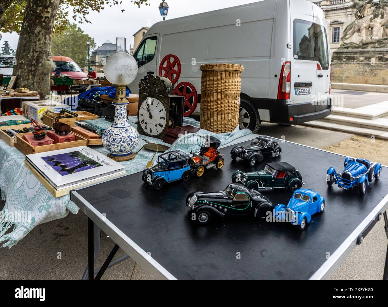 Le marché aux puces du dimanche dans le Peyrou à Montpelier, France. Un grand marché vendant une large gamme d'articles. Parmi les objets ici les voitures miniatures. Banque D'Images