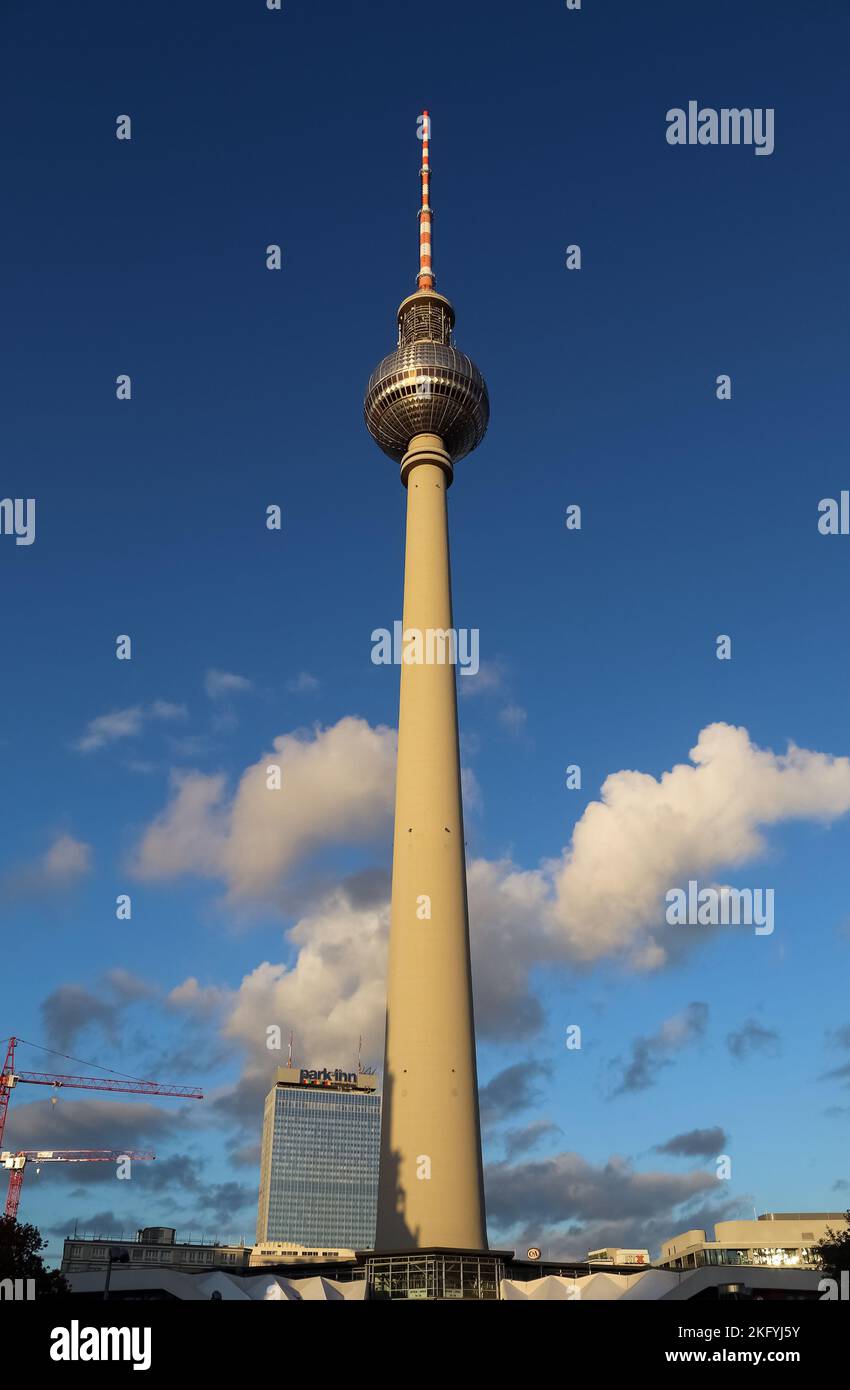 Berlin, Allemagne - 03. 2022 octobre : iew de la célèbre Alexanderplatz à Berlin Mitte pendant la journée Banque D'Images
