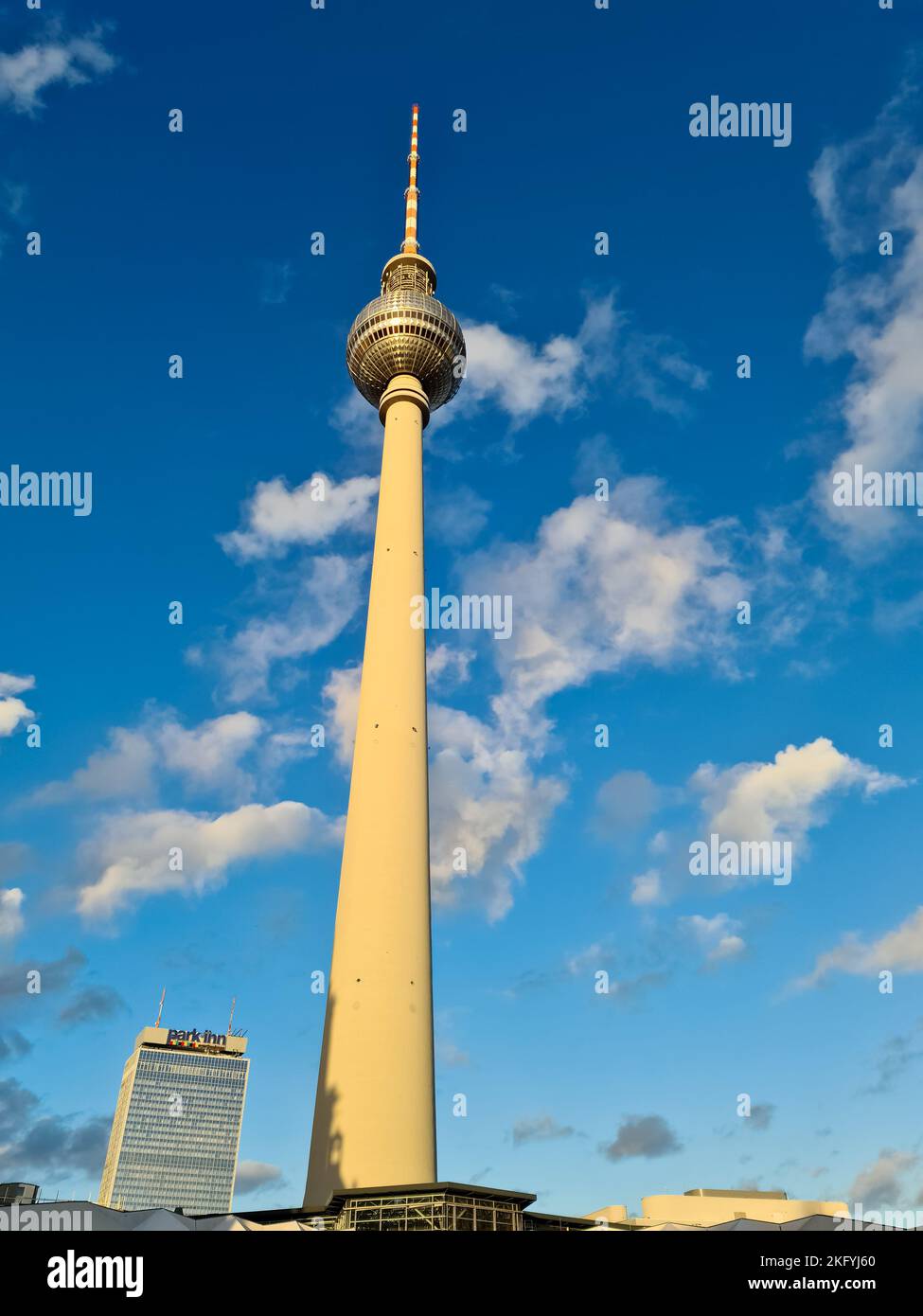 Berlin, Allemagne - 03. 2022 octobre : iew de la célèbre Alexanderplatz à Berlin Mitte pendant la journée Banque D'Images