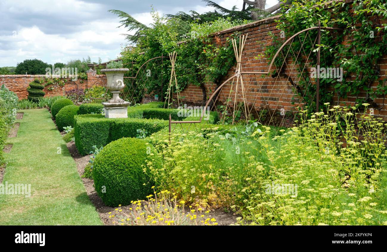 Paysage d'été vue sur le jardin clos avec urne ornée dans le Helmingham Hall et les jardins du Suffolk Banque D'Images