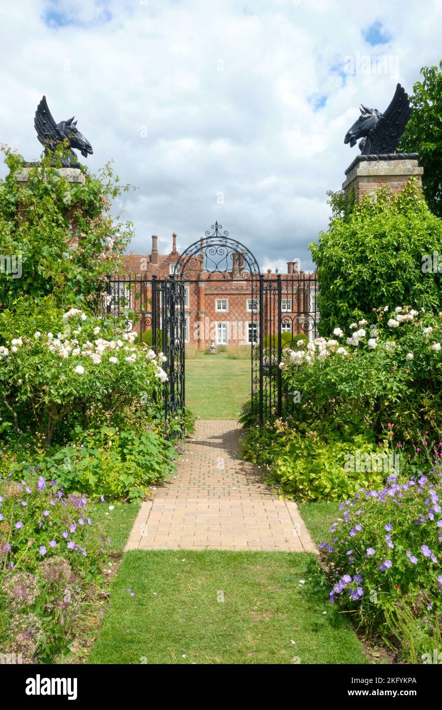 Été Portrait vue sur les frontières herbacées dans le Helmingham Hall et les jardins du Suffolk Banque D'Images