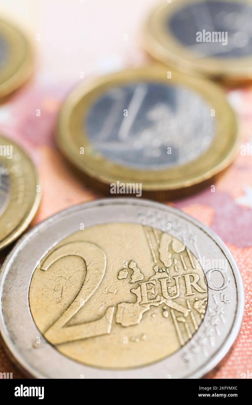 Pièces de deux et un euros sur un billet de banque en papier de dix euros. Banque D'Images
