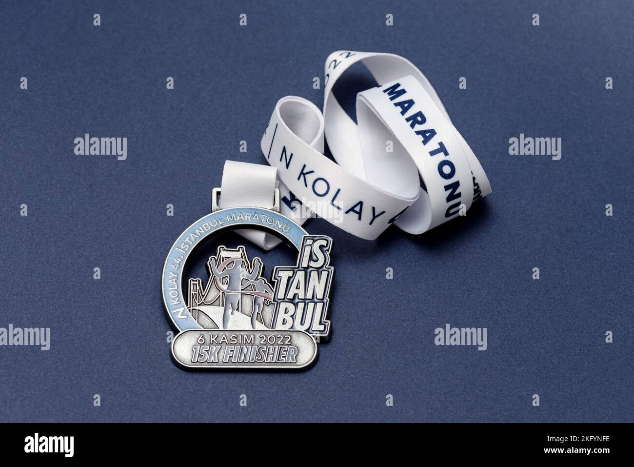 ISTANBUL, TURQUIE - NOVEMBRE 2022 : médaille du finisseur du marathon d'Istanbul. C'est le seul marathon au monde qui se tient à Istanbul et qui est couru entre Banque D'Images