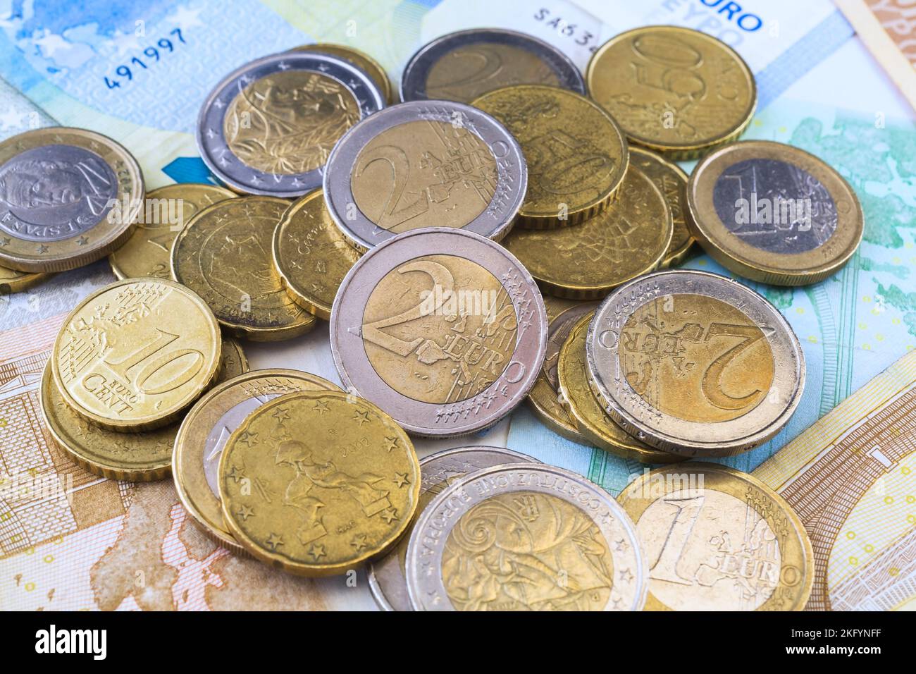 Diverses pièces en euros sur les billets de banque en euros. Banque D'Images