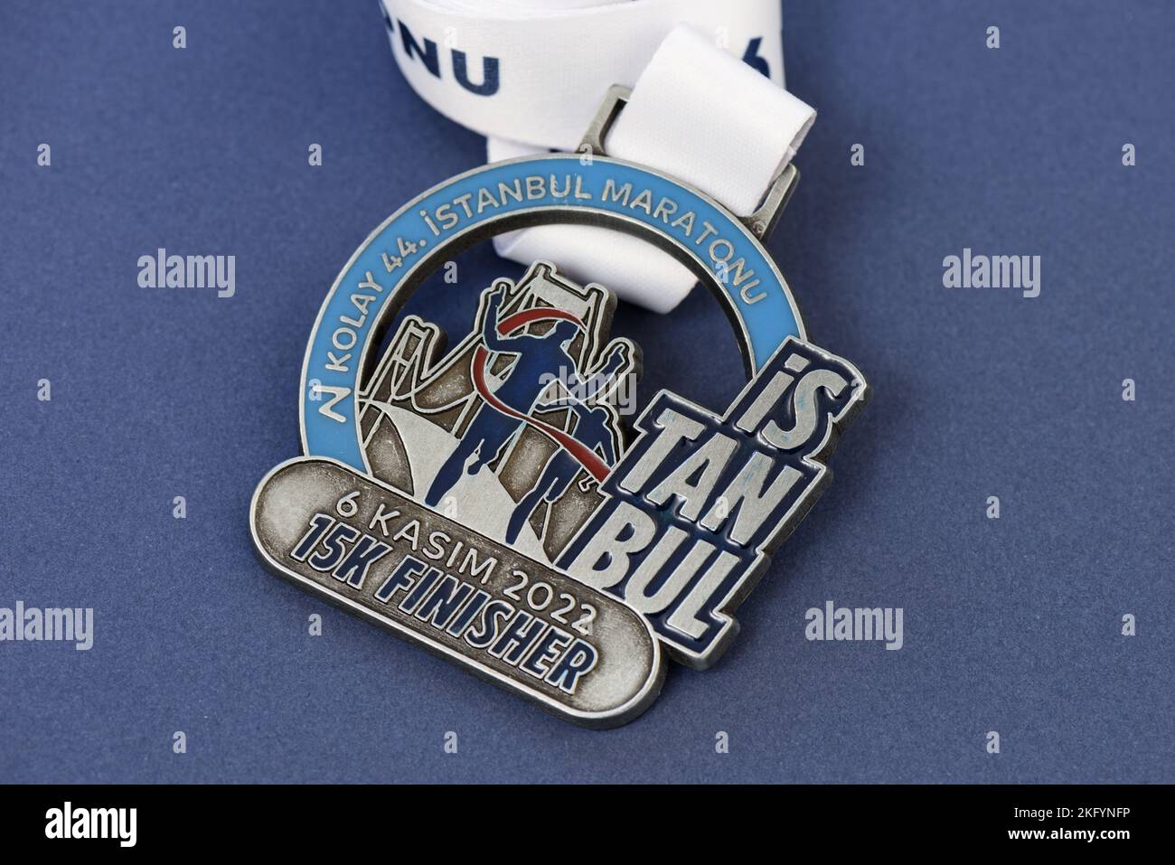 ISTANBUL, TURQUIE - NOVEMBRE 2022 : médaille du finisseur du marathon d'Istanbul. C'est le seul marathon au monde qui se tient à Istanbul et qui est couru entre Banque D'Images