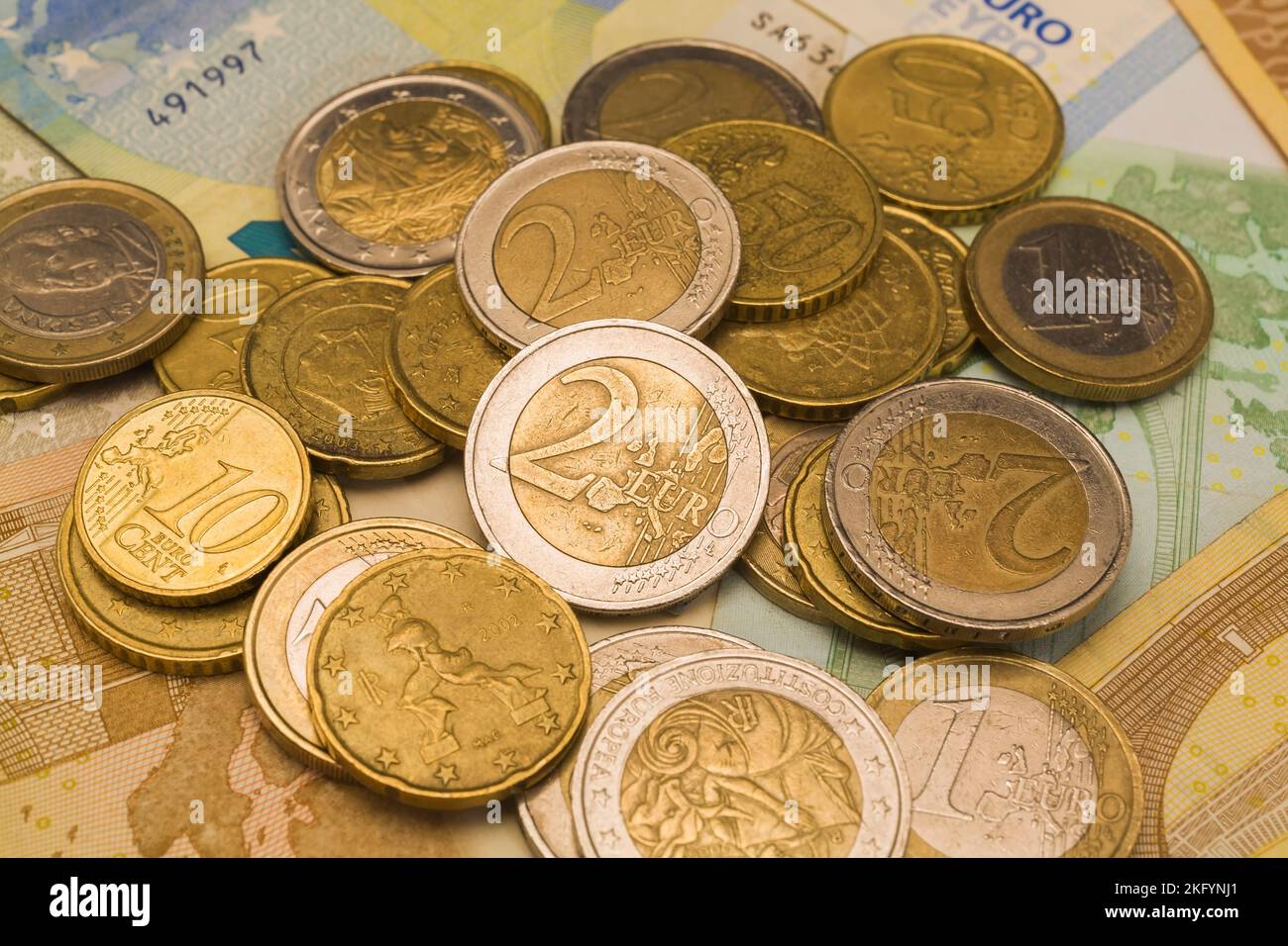 Diverses pièces en euros sur les billets de banque en euros. Banque D'Images