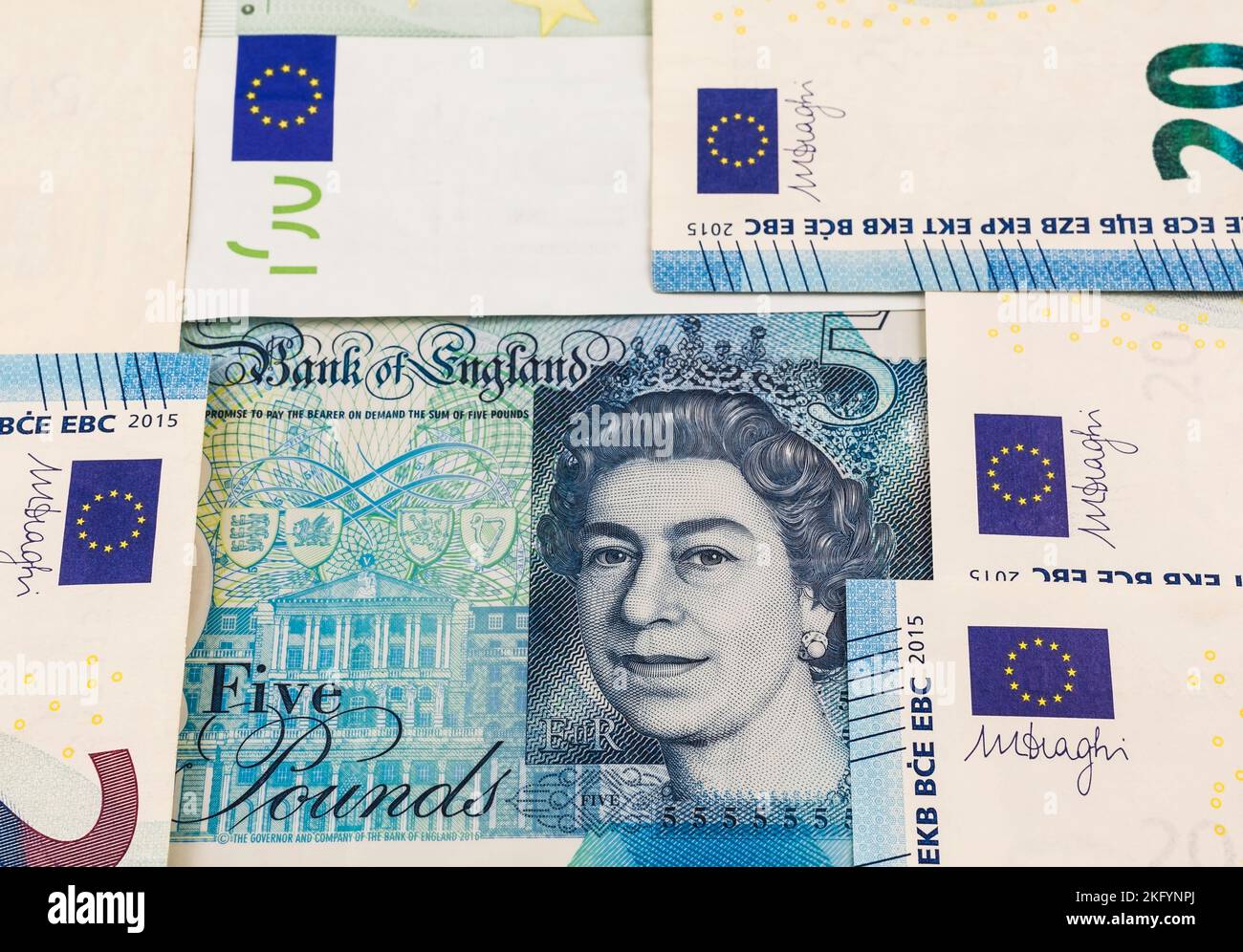 Portrait de la reine Elizabeth II sur la Banque d'Angleterre cinq livre de note entouré de divers billets de banque de monnaie de papier Euro. Banque D'Images