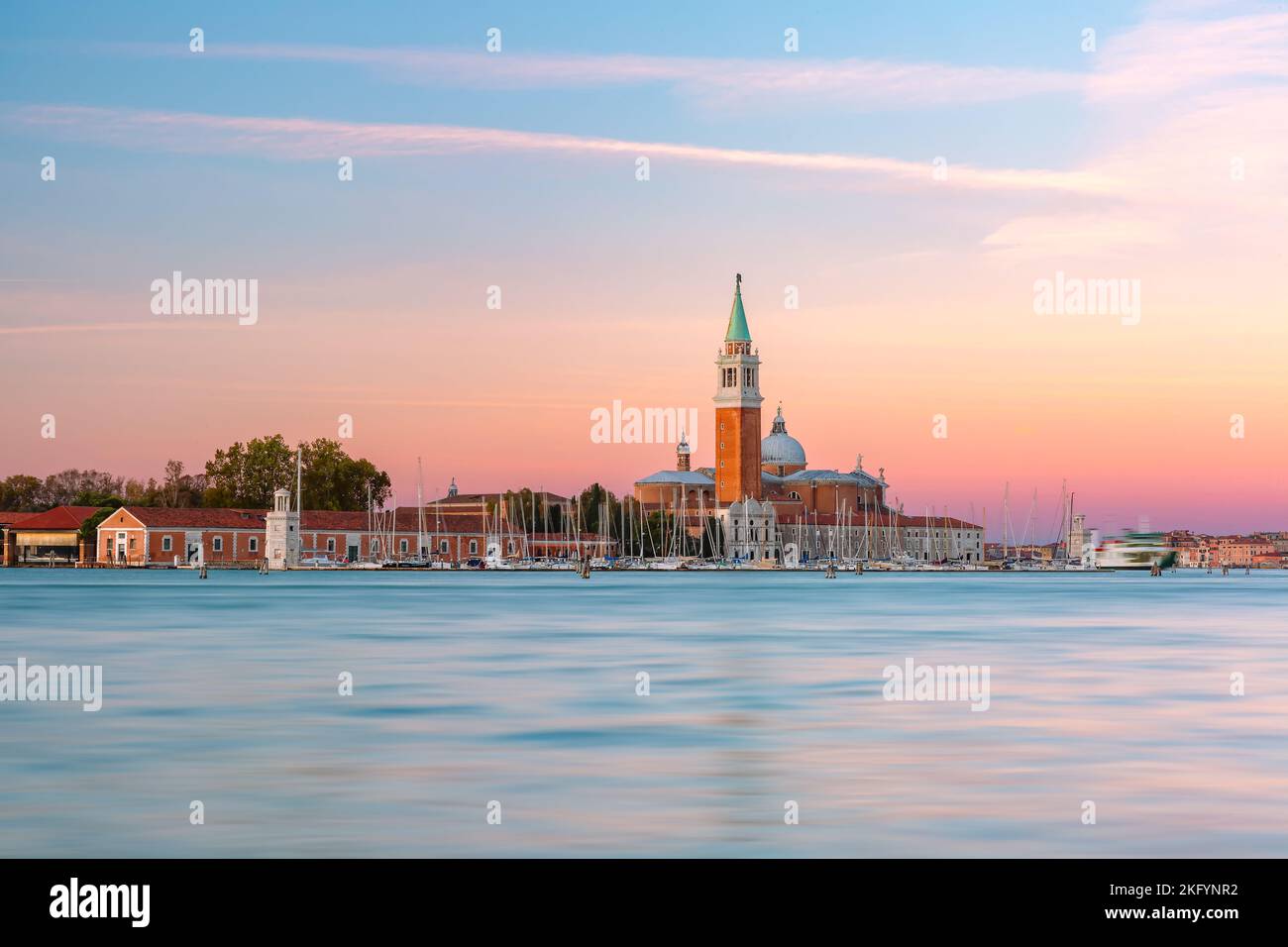 Île de San Giorgio Maggiore au lever du soleil dans la lagune de Venise, Italie Banque D'Images