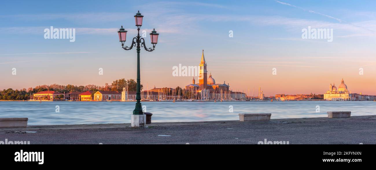 Vue panoramique de San Giorgio Maggiore au lever du soleil avec célèbre feu de rue rose, Venise, Italie Banque D'Images