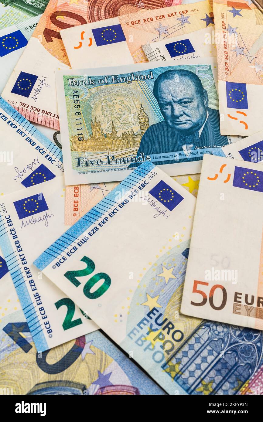 Portrait de Sir Winston Churchill sur un billet de cinq livres de la Banque d'Angleterre entouré de divers billets de banque en euros. Banque D'Images