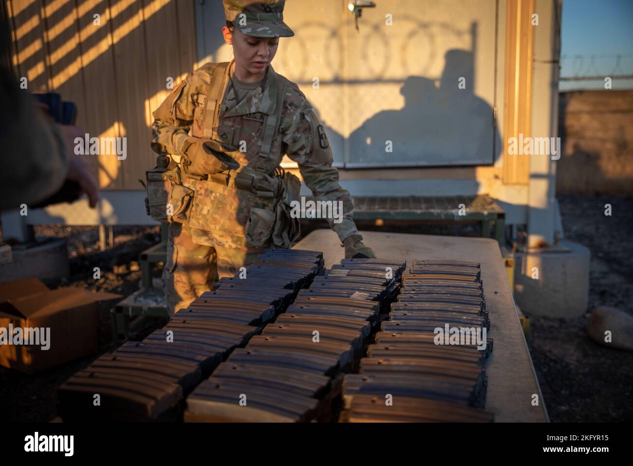 PFC de la Réserve de l'armée américaine. Megan Sirstins, 807th Medical Command (Deployment support) Headquarter and Headquarters Company, charge 5,56 tours de l'OTAN dans M4 magazines au Orchard combat Training Center, Idaho, le 15 octobre 2022. La société du siège social a effectué sa qualification annuelle des armes afin de maintenir la disponibilité de l'unité. Banque D'Images