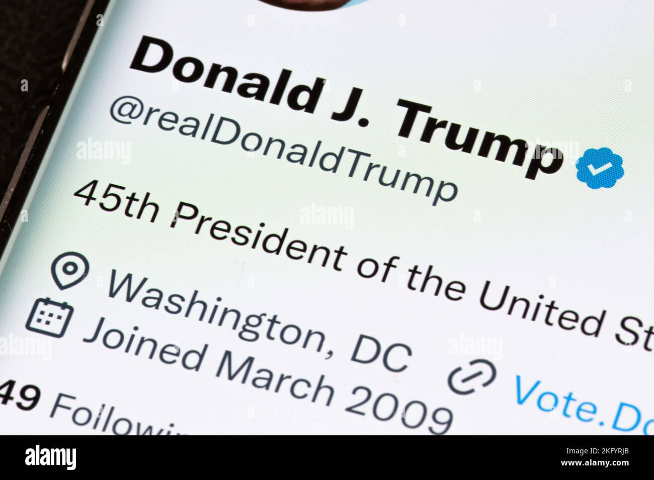 Page officielle Twitter de Donald Trump qui a été rétablie par Elon Musk après le vote public vu sur l'écran de smartphone. Stafford, Royaume-Uni, nov Banque D'Images