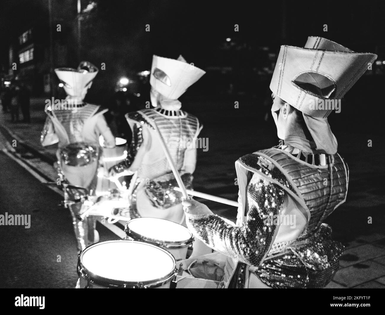 Étincelle ! Les batteurs se sont produits dans la rue à la parade des lanternes Guy Fawkes, Barking et Dagenham, 5 novembre 2022. Banque D'Images