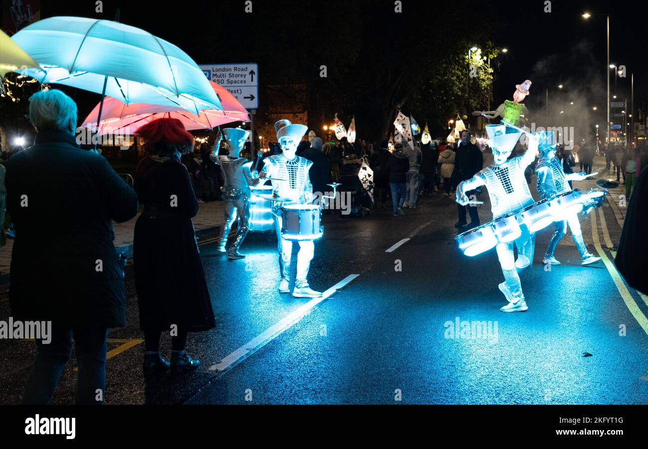 Étincelle ! Les batteurs se sont produits dans la rue à la parade des lanternes Guy Fawkes, Barking et Dagenham, 5 novembre 2022. Banque D'Images