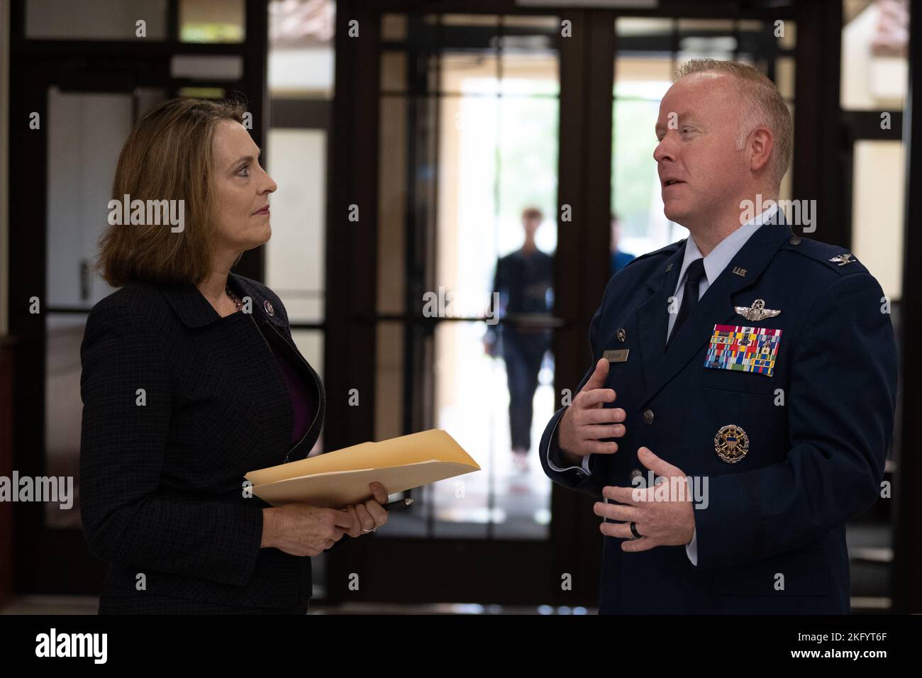 Kathy Castor, membre du Congrès du 14th Congressional District de la Floride, s’entretient avec le colonel Adam Bingham de la US Air Force, commandant de l’escadre de ravitaillement en vol 6th, pendant la journée de l’Académie à la base aérienne de MacDill, en Floride, le 15 octobre 2022. Les nominations de représentants du Congrès américain ont un poids important dans l'acceptation des candidats à n'importe quelle académie de service des États-Unis. Banque D'Images