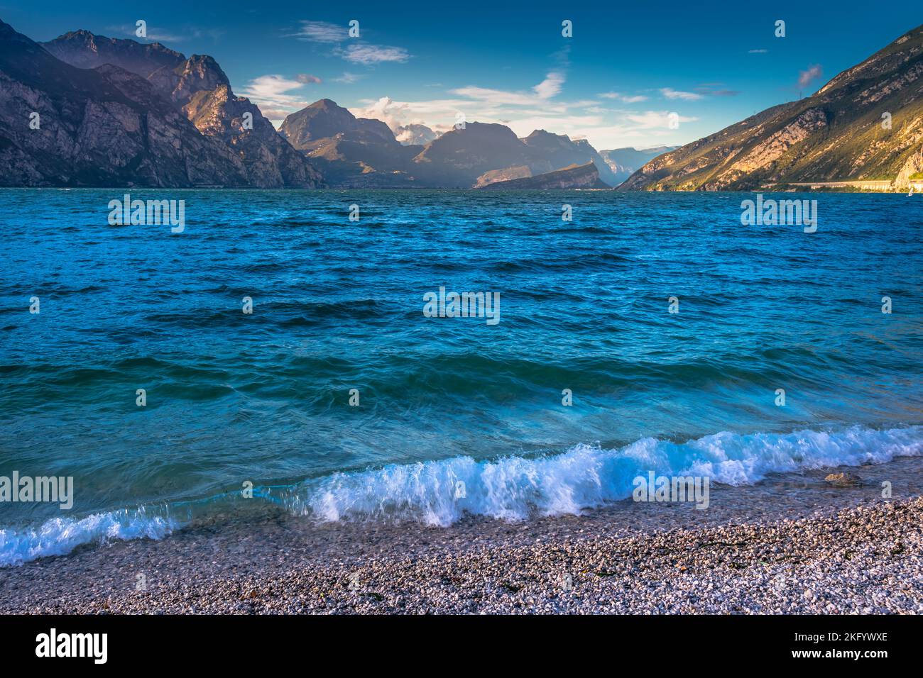 Idyllique côte du lac de Garde près de Malcesine au coucher du soleil, alpes italiennes Banque D'Images