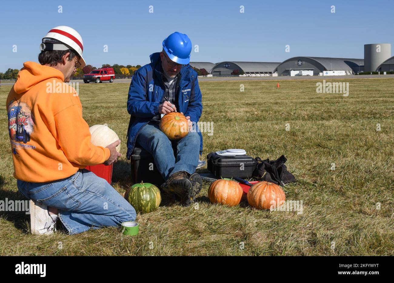 Citrouille les participants marquent les citrouilles avant qu'elles ne soient lancées lors de l'événement du 15 octobre 2022 à la base aérienne Wright-Patterson, Ohio. Les équipes se sont affrontées pour obtenir les meilleures notes en matière de distance et d'exactitude lors de l'événement annuel 17th. Banque D'Images